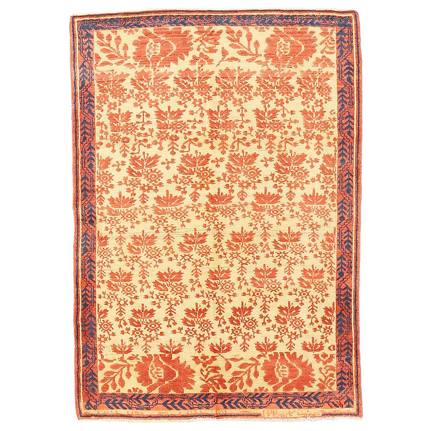 Antigua alfombra persa Malayer con detalles florales azul marino y naranja sobre fondo marfil