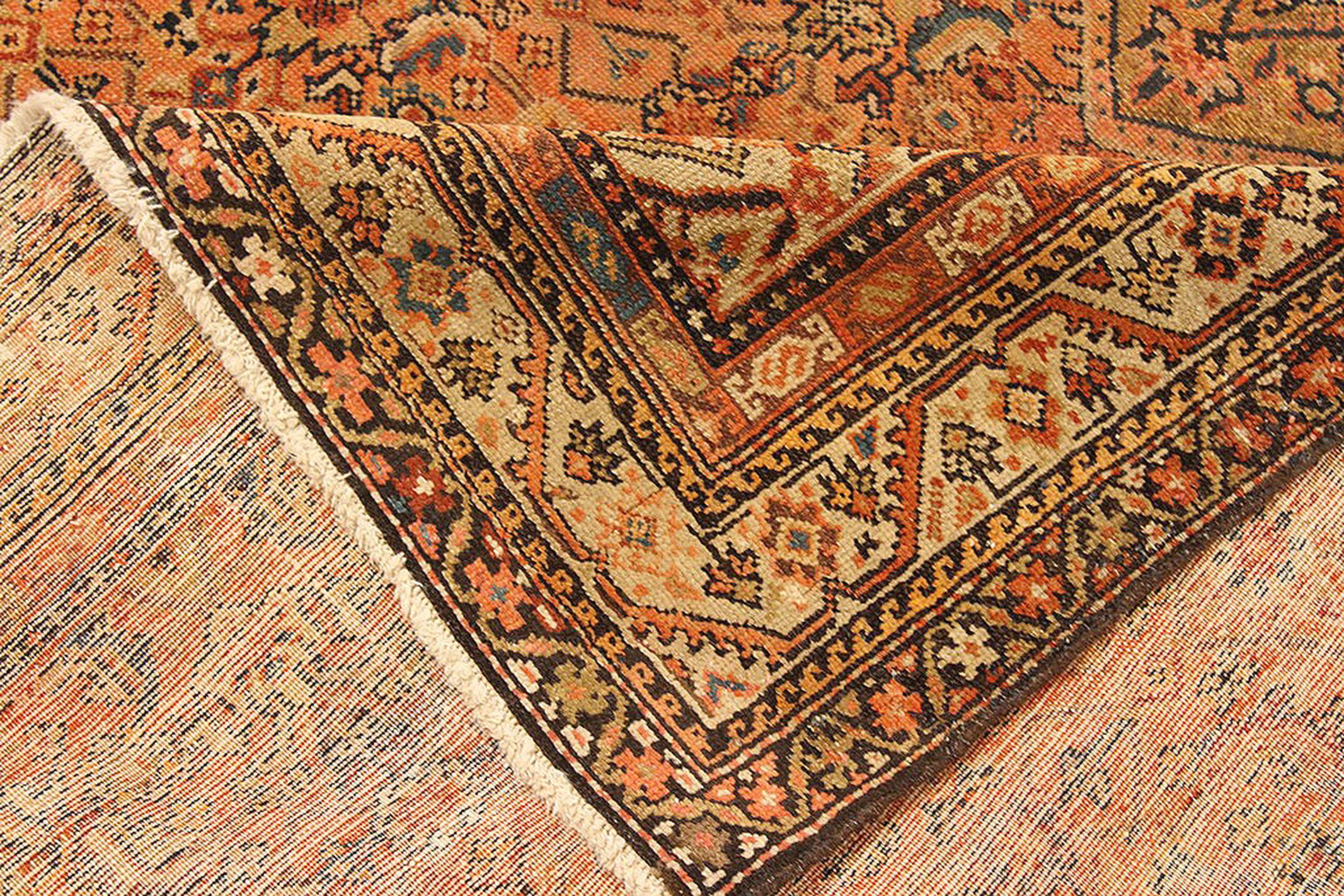 Antiker persischer Malayer-Teppich mit orangefarbenen und marineblauen Blumendetails All-Over (Persisch) im Angebot