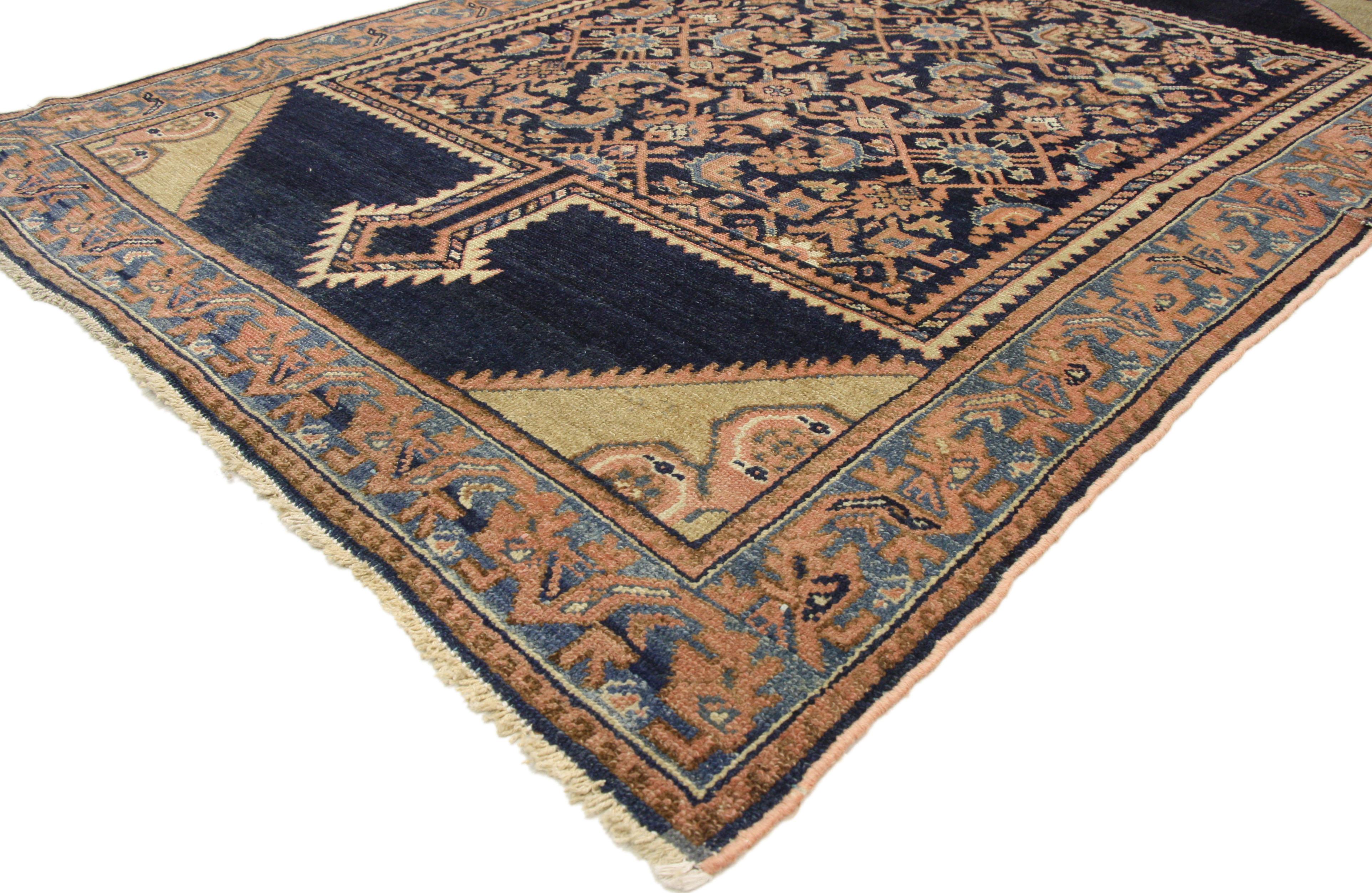 72588 Antiker persischer Malayer-Teppich im rustikal-romantischen georgianischen Stil. Eine schöne Kombination aus rustikalen Rosatönen und sanften Blautönen in diesem handgeknüpften antiken persischen Malayer-Teppich aus Wolle schafft ein zartes