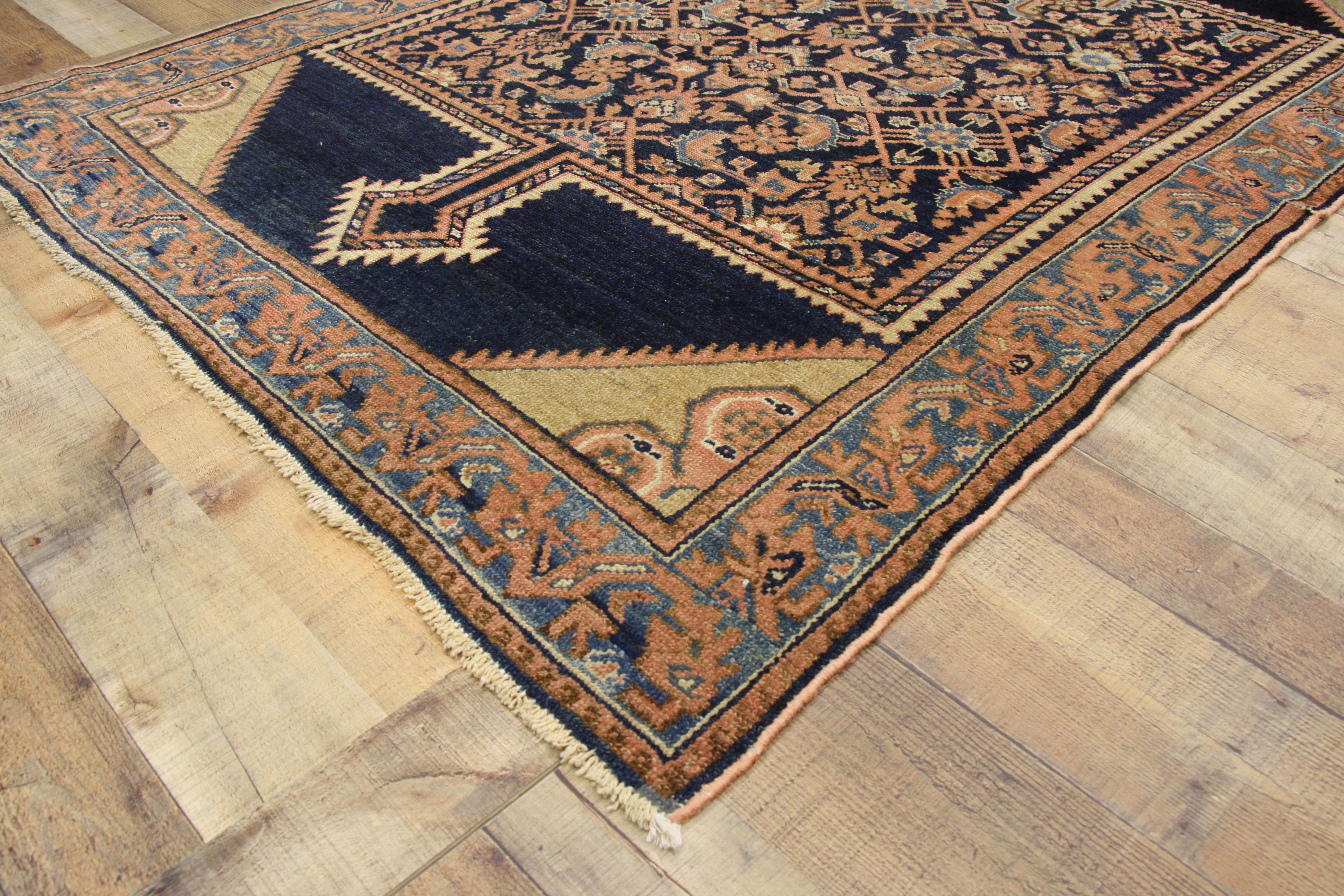 Antiker antiker persischer Malayer-Teppich mit rustikalem, romantischem georgianischem Stil im Zustand „Gut“ im Angebot in Dallas, TX