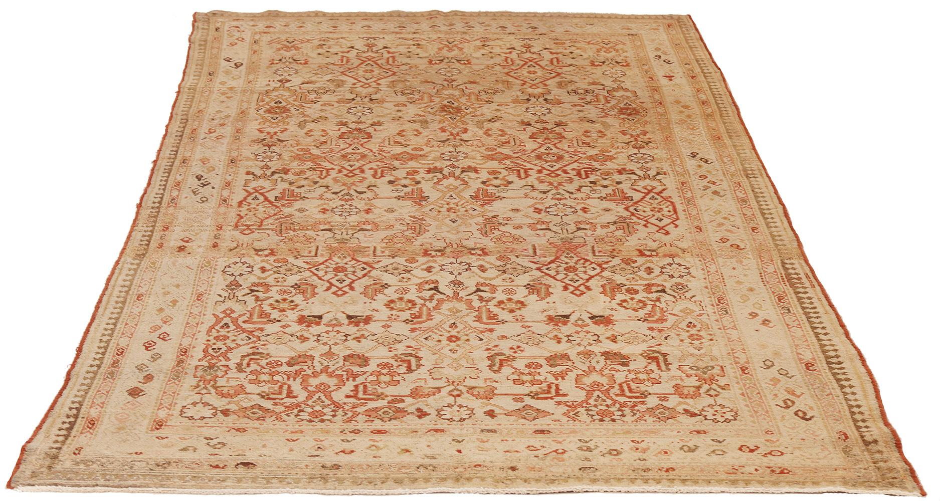 Antiker persischer Läufer, handgewebt aus feinster Schafwolle und gefärbt mit natürlichen pflanzlichen Farbstoffen, die für Menschen und Haustiere sicher sind. Es ist ein traditionelles Malayer-Muster mit roten und beigen Blumendetails auf einem