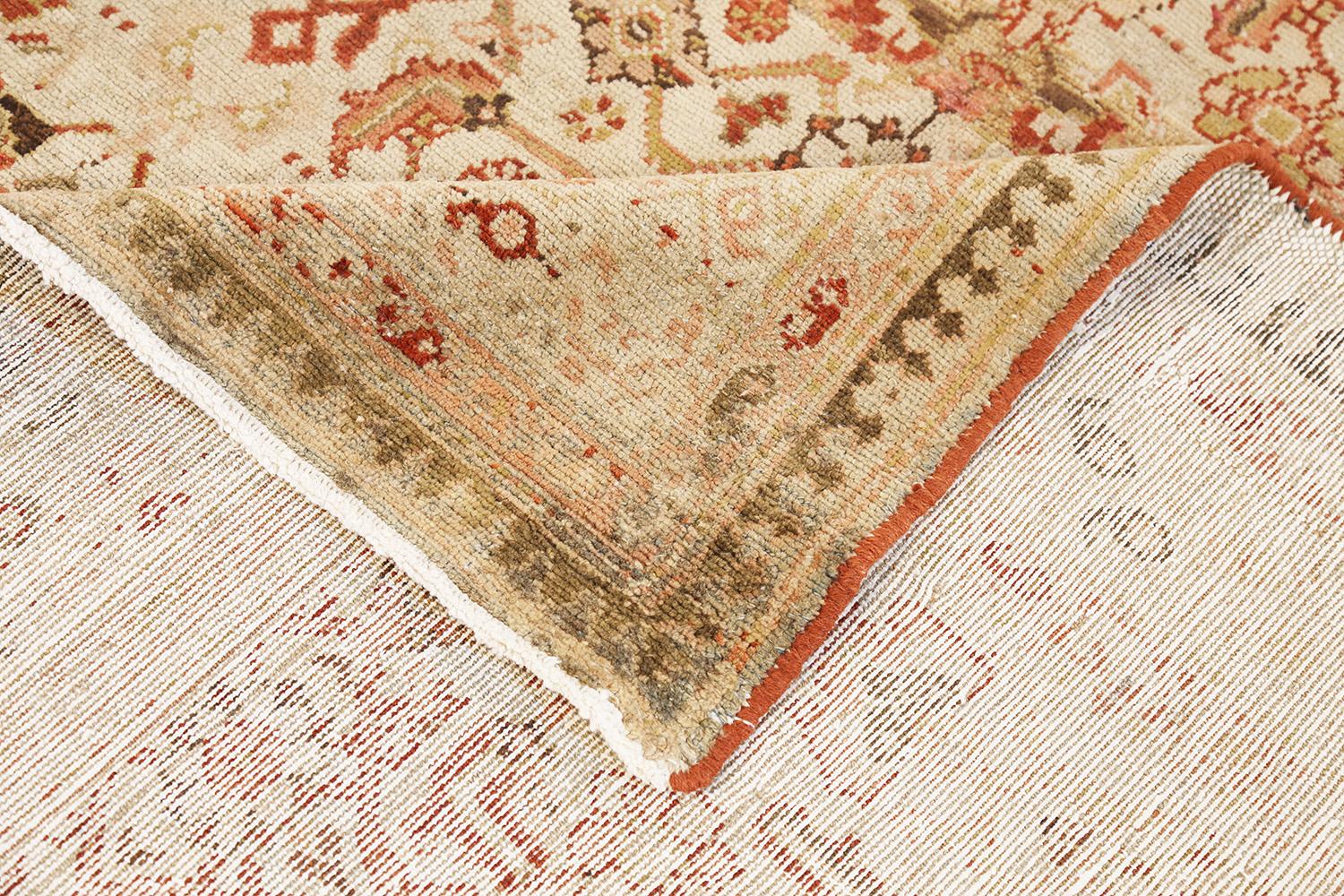 Antiker persischer Malayer-Teppich mit roten und beigen Blumendetails auf elfenbeinfarbenem Feld (Persisch) im Angebot