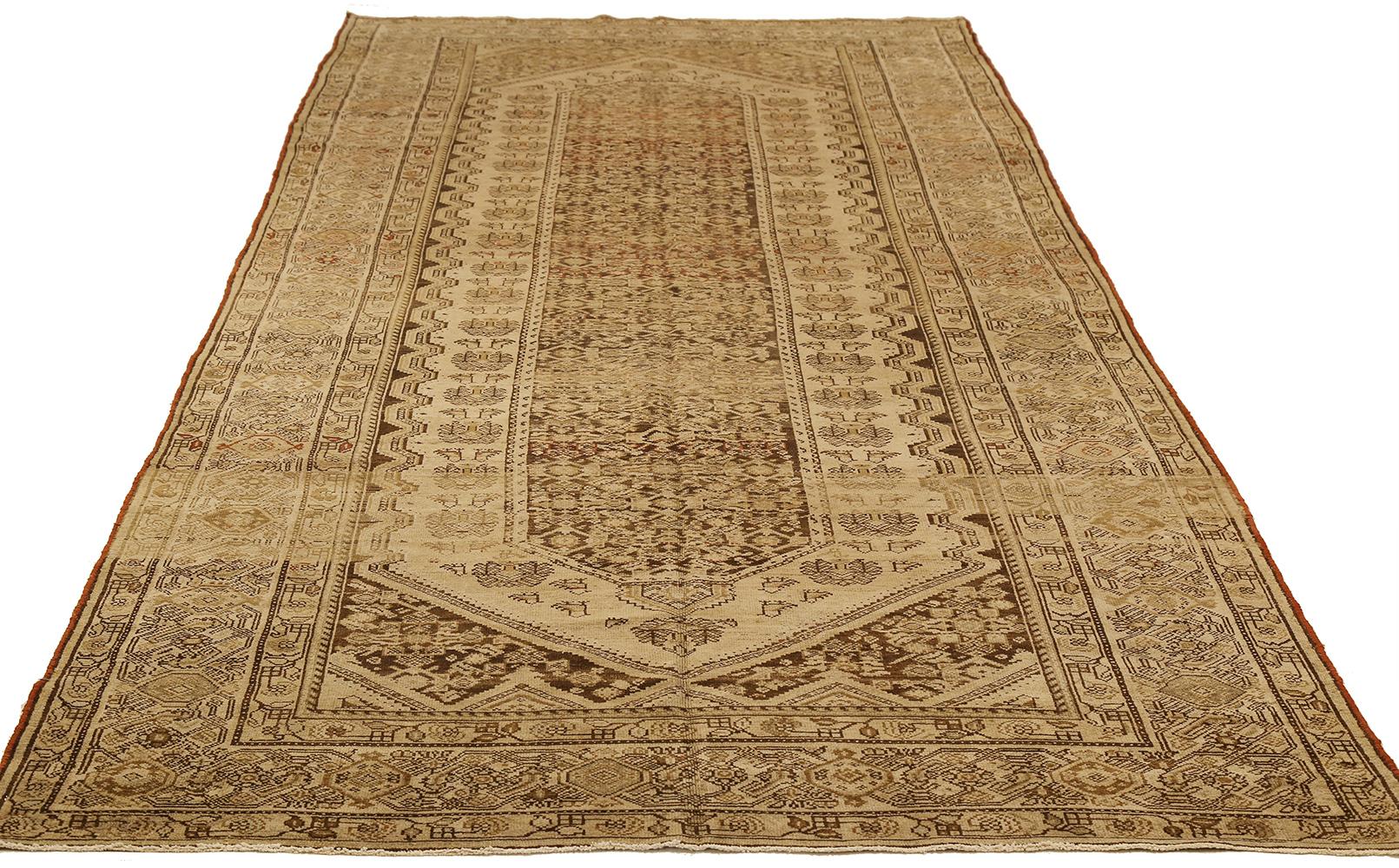 Alfombra persa antigua tejida a mano con la mejor lana de oveja y coloreada con tintes vegetales totalmente naturales que son seguros para las personas y los animales domésticos. Es un diseño tradicional malayo con detalles tribales rojos y marrones