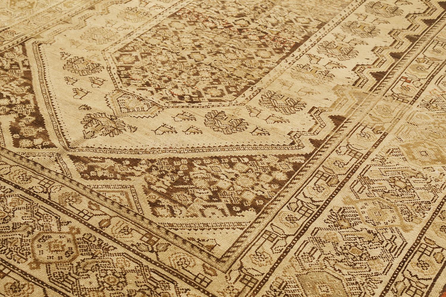 Antigua alfombra persa Malayer con motivos tribales rojos y marrones sobre fondo marfil Persa en venta
