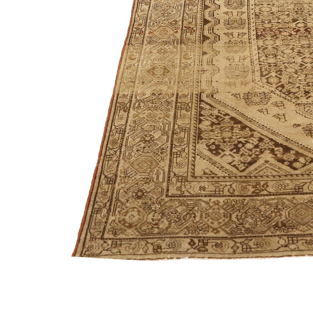 Antigua alfombra persa Malayer con motivos tribales rojos y marrones sobre fondo marfil Tejido a mano en venta