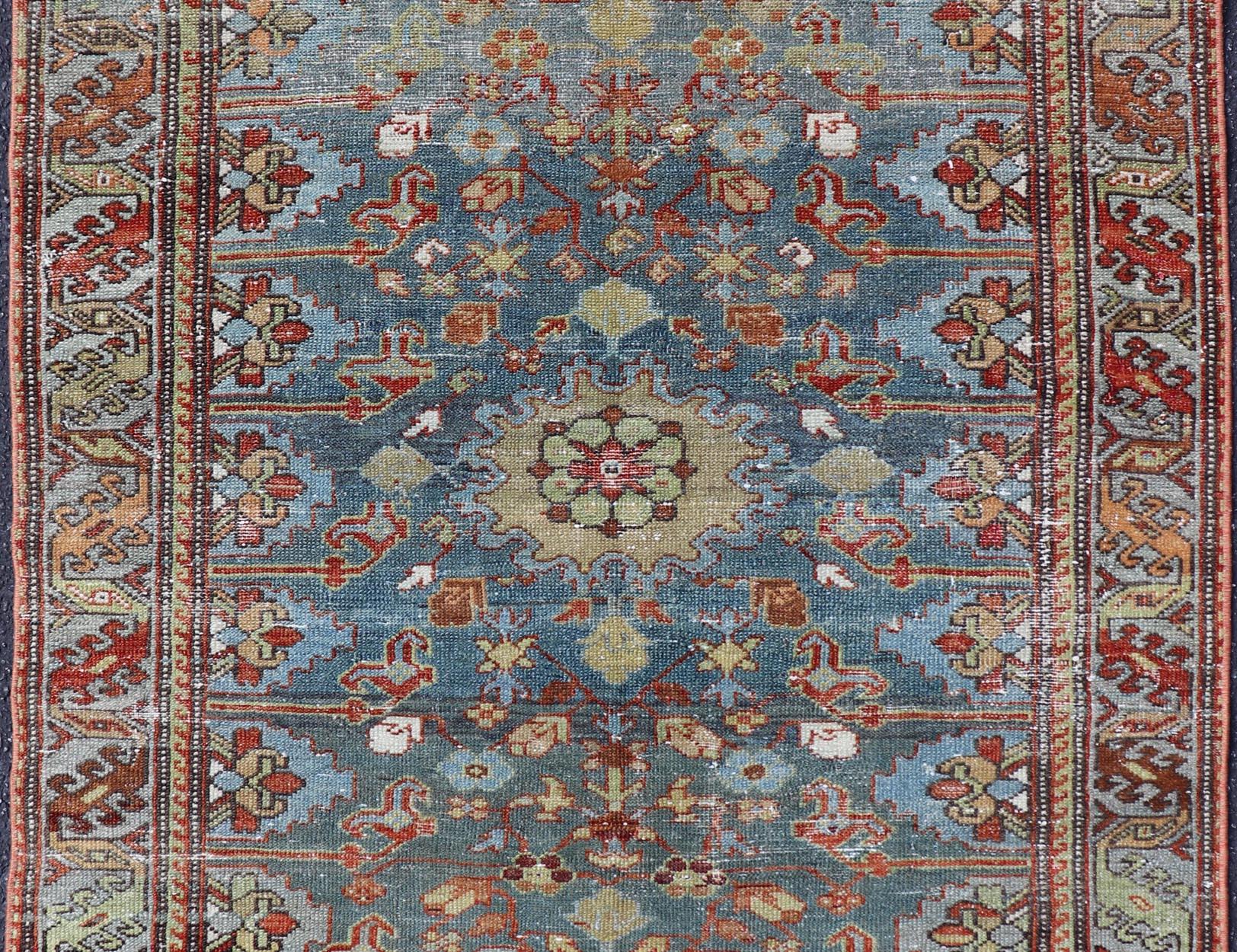 Misure: 3'5 x 4'10 
Antico tappeto persiano Malayer con ricco fondo blu e motivi botanici 3'5 x 4'10. Keivan Woven Arts/ tappeto/KBE-9341, paese d'origine/tipo: Iran / Malayer, circa 1920.

Questo antico tappeto persiano Malayer presenta un campo
