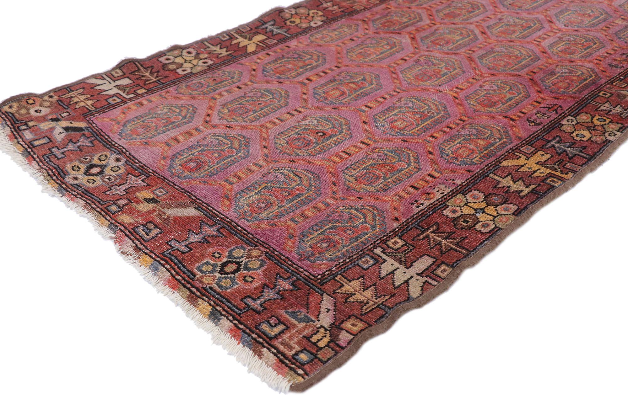 77635, ancien tapis persan Malayer de style rustique tribal bohémien. Rempli de détails minuscules et d'un design expressif audacieux combiné à des couleurs exubérantes et à un style bohème, ce tapis ancien en laine persane Malayer noué à la main