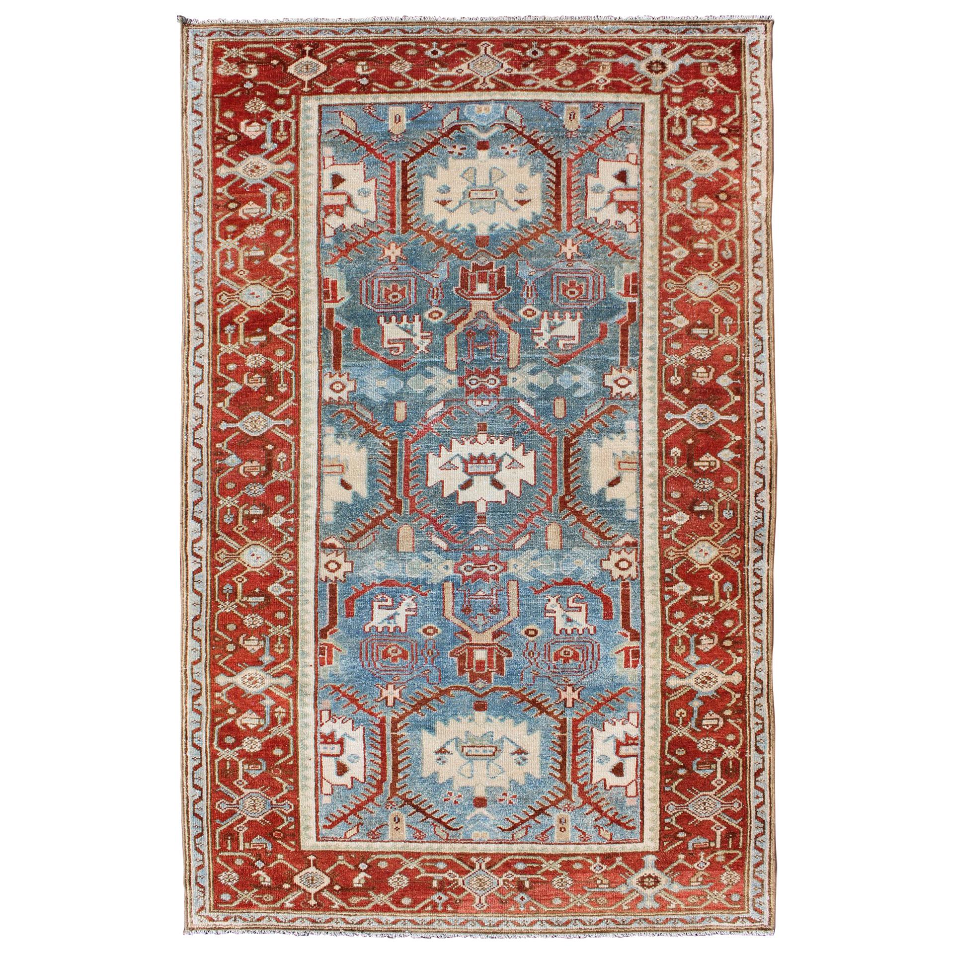 Tapis persan ancien Malayer rouge, bleu et ivoire avec motif de fleurs en vente