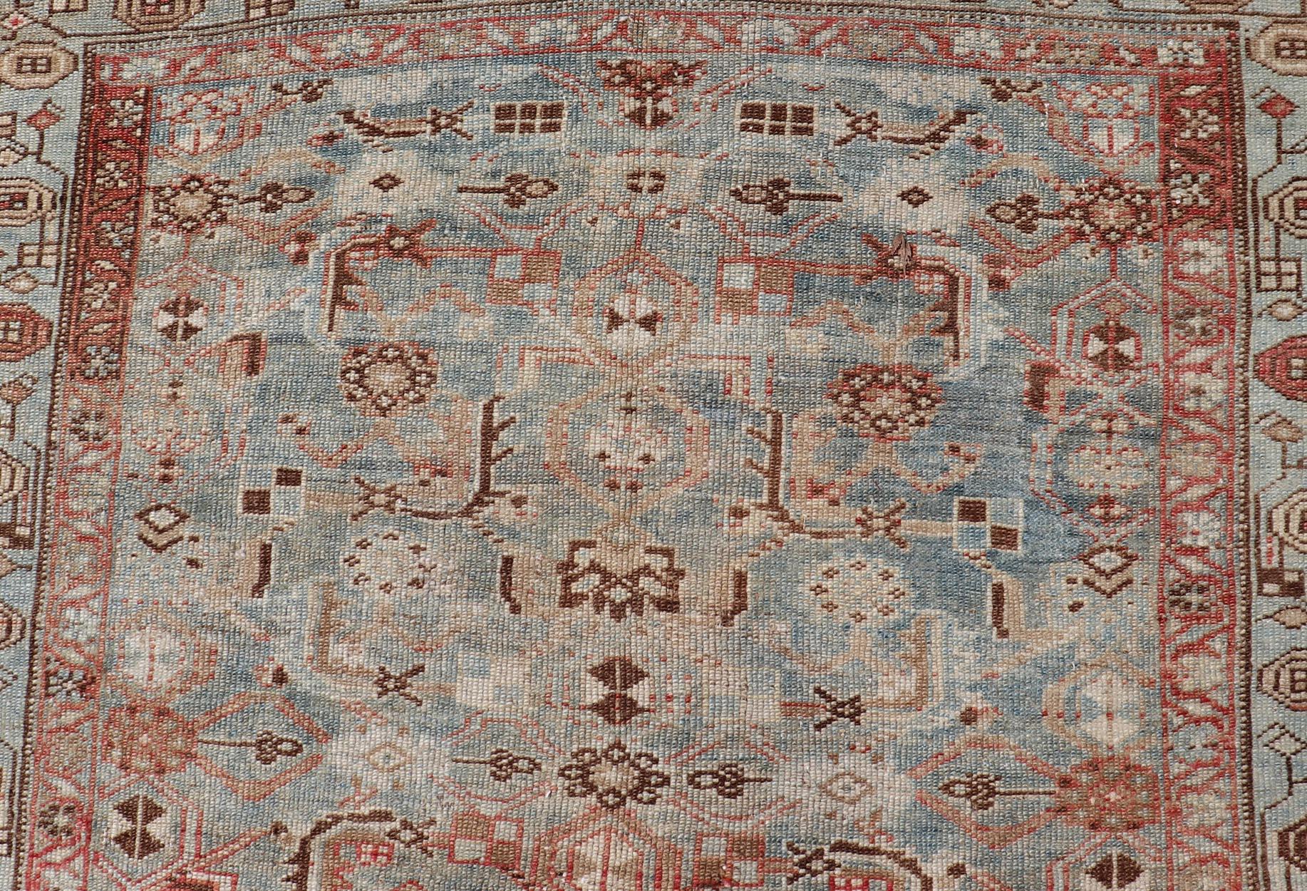 Mesures : 3'11 x 6'5 
Ancien tapis persan Malayer à fond bleu doux et motif stylisé3'11 x 6'5. Keivan Woven Arts/ tapis/KBE-1645, pays d'origine / type : Iran / Malayer, circa 1910.

Cet ancien tapis persan Malayer présente une composition sereine