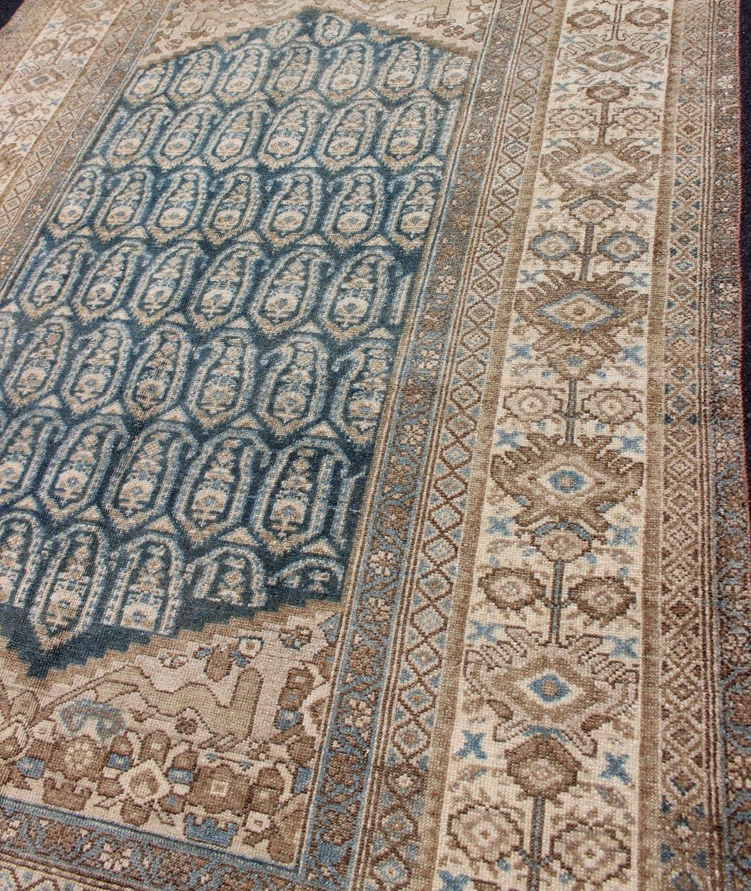 Antigua alfombra persa Malayer con diseño tradicional integral y grandes bordes en venta 3