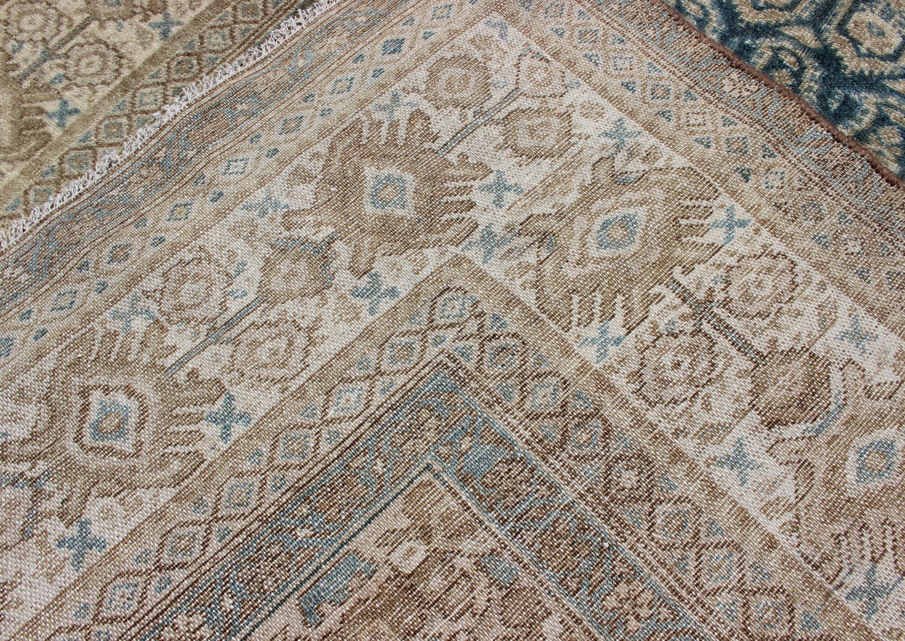 Antigua alfombra persa Malayer con diseño tradicional integral y grandes bordes en venta 4