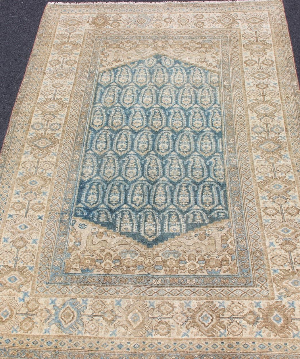 Antigua alfombra persa Malayer con diseño tradicional integral y grandes bordes Lana en venta