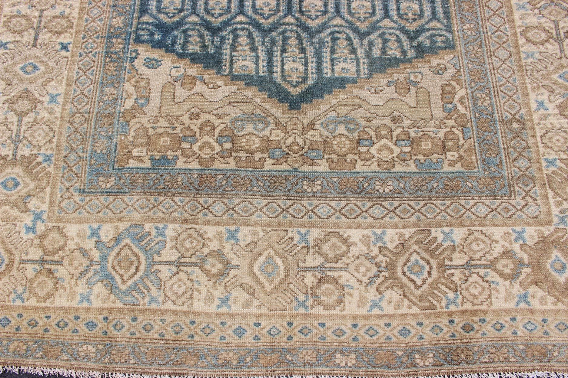 Antigua alfombra persa Malayer con diseño tradicional integral y grandes bordes en venta 2