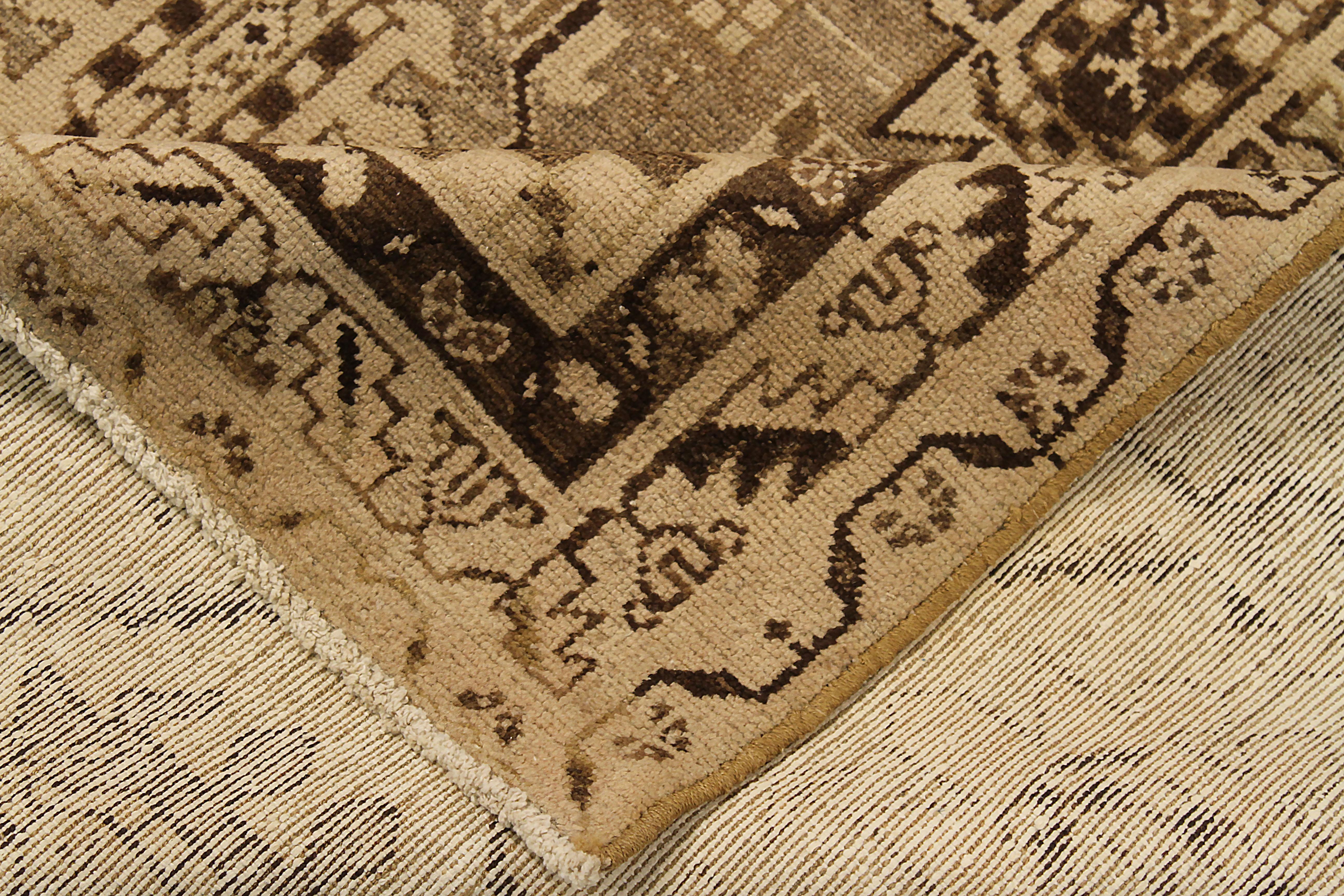 Tissé à la main Ancien tapis persan Malayer persan avec détails tribaux sur fond beige en vente