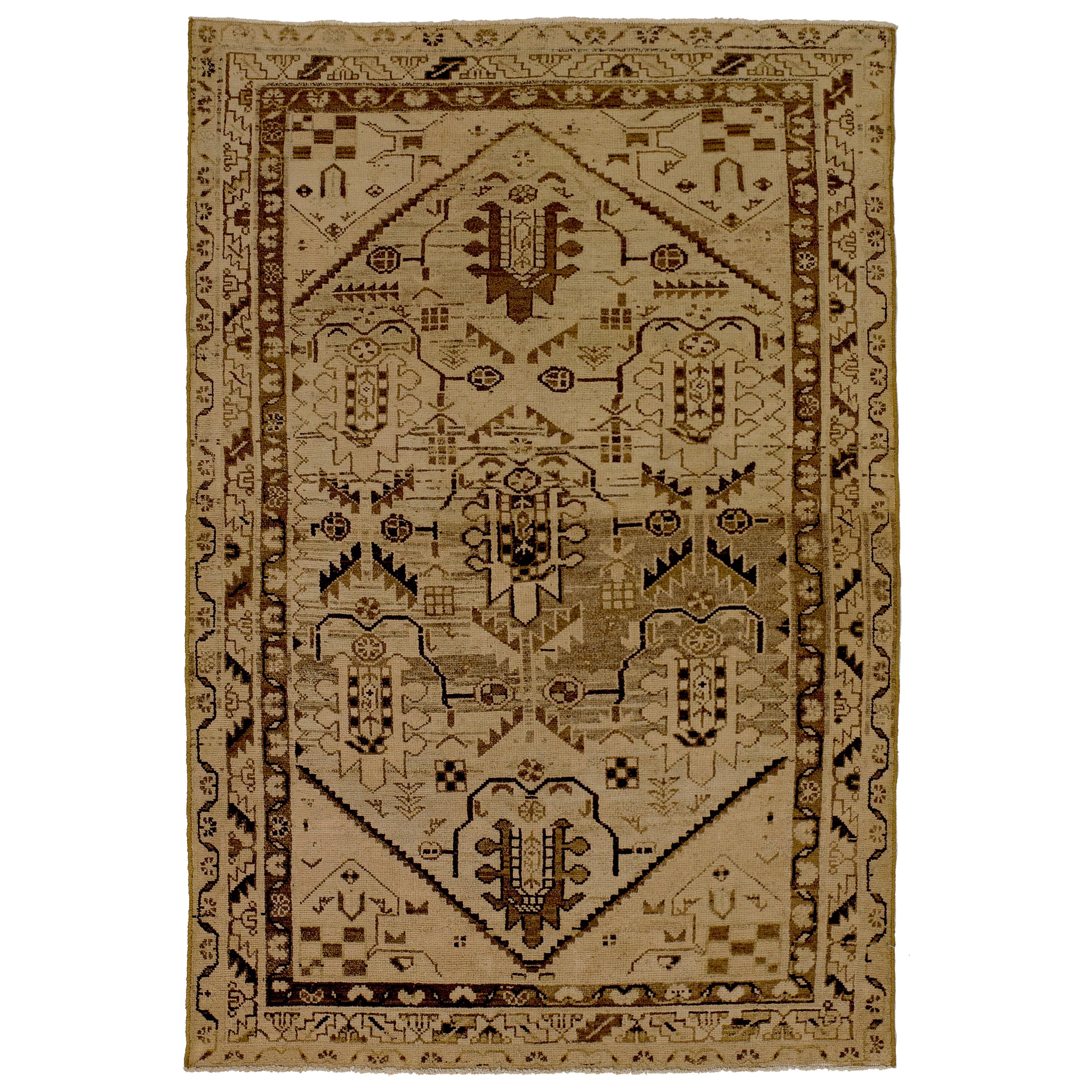 Antigua alfombra persa Malayer con detalles tribales sobre fondo beige