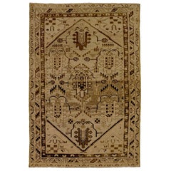 Ancien tapis persan Malayer persan avec détails tribaux sur fond beige