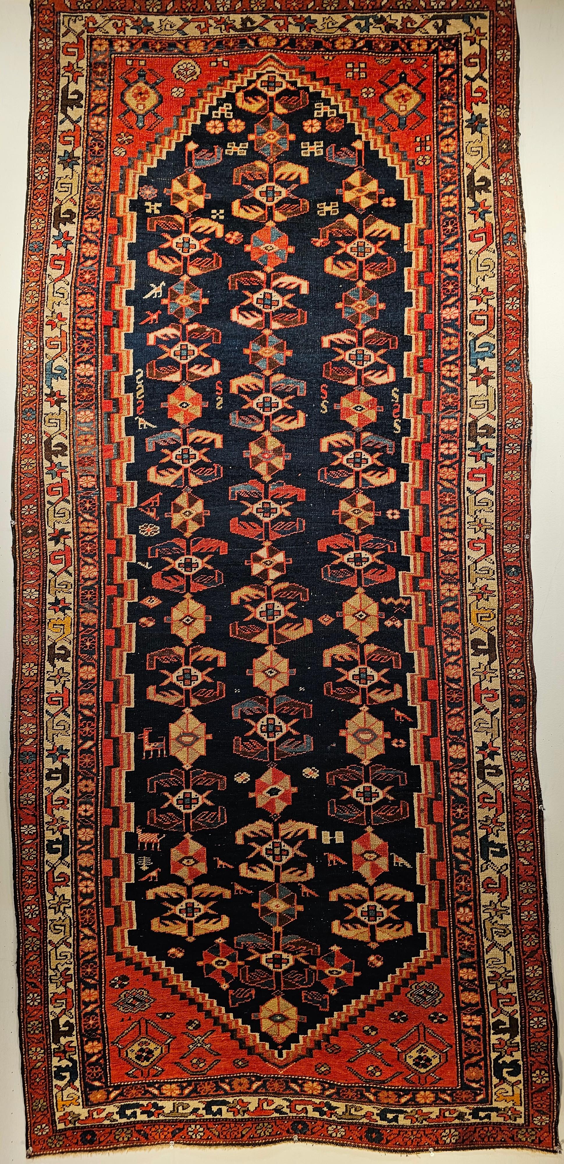 Ein alter persischer Malayer-Läufer aus dem ersten Viertel des 19. Jahrhunderts hat ein schönes Allover-Muster auf marineblauem Hintergrund mit einer hellgelben Bordüre.  Zu den Gestaltungselementen gehören große geometrische Formen, die in drei