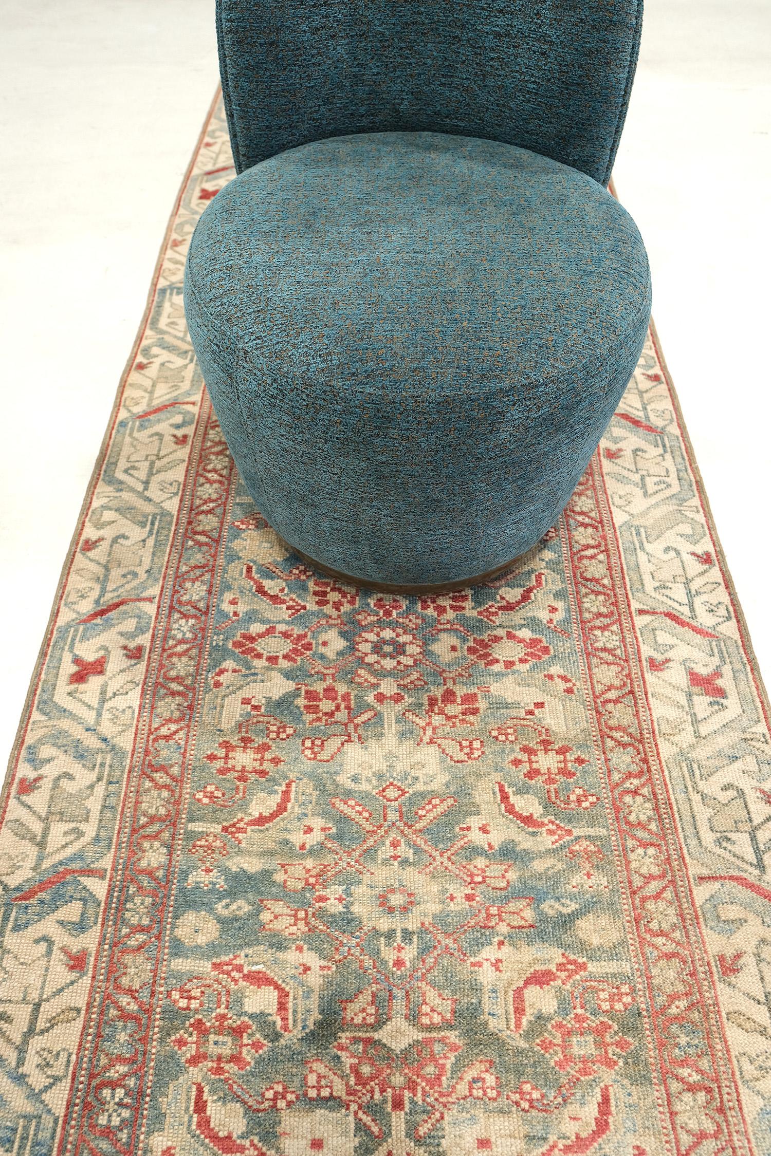 Ce glorieux chemin de table Malayer est fabriqué à la main en laine fine et présente des motifs et des médaillons dans les tons de terre. Un chef-d'œuvre sophistiqué entouré de motifs symétriques rend ce tapis unique en son genre. Parfait pour votre