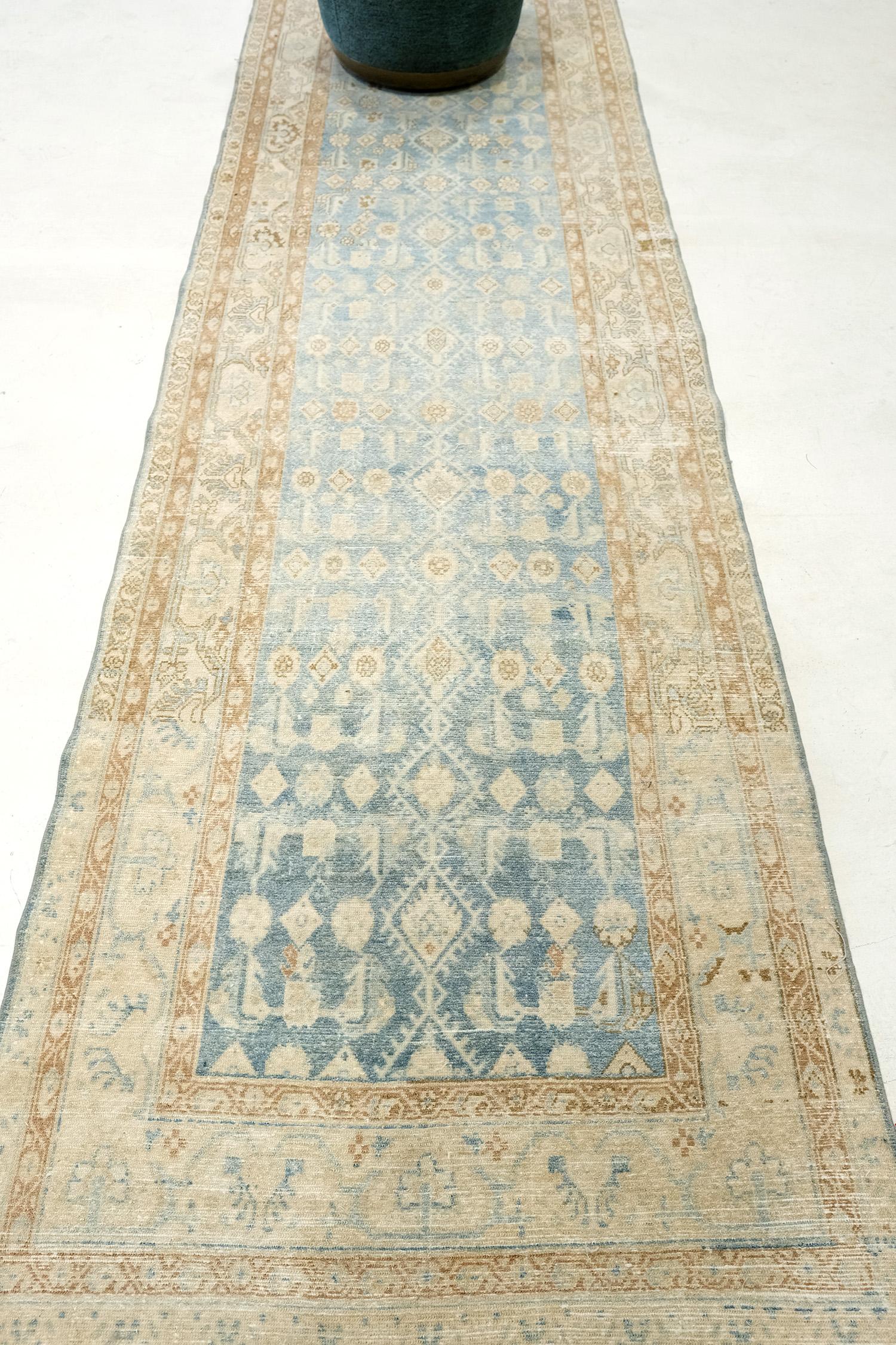 Guarda e ammira il fascino del runner Malayer della nostra ricercata collezione di antiquariato. I toni del verde acqua al centro e i bordi dorati sono caratterizzati dai dettagli dei simboli persiani. Eleganti diamanti sono allineati al centro