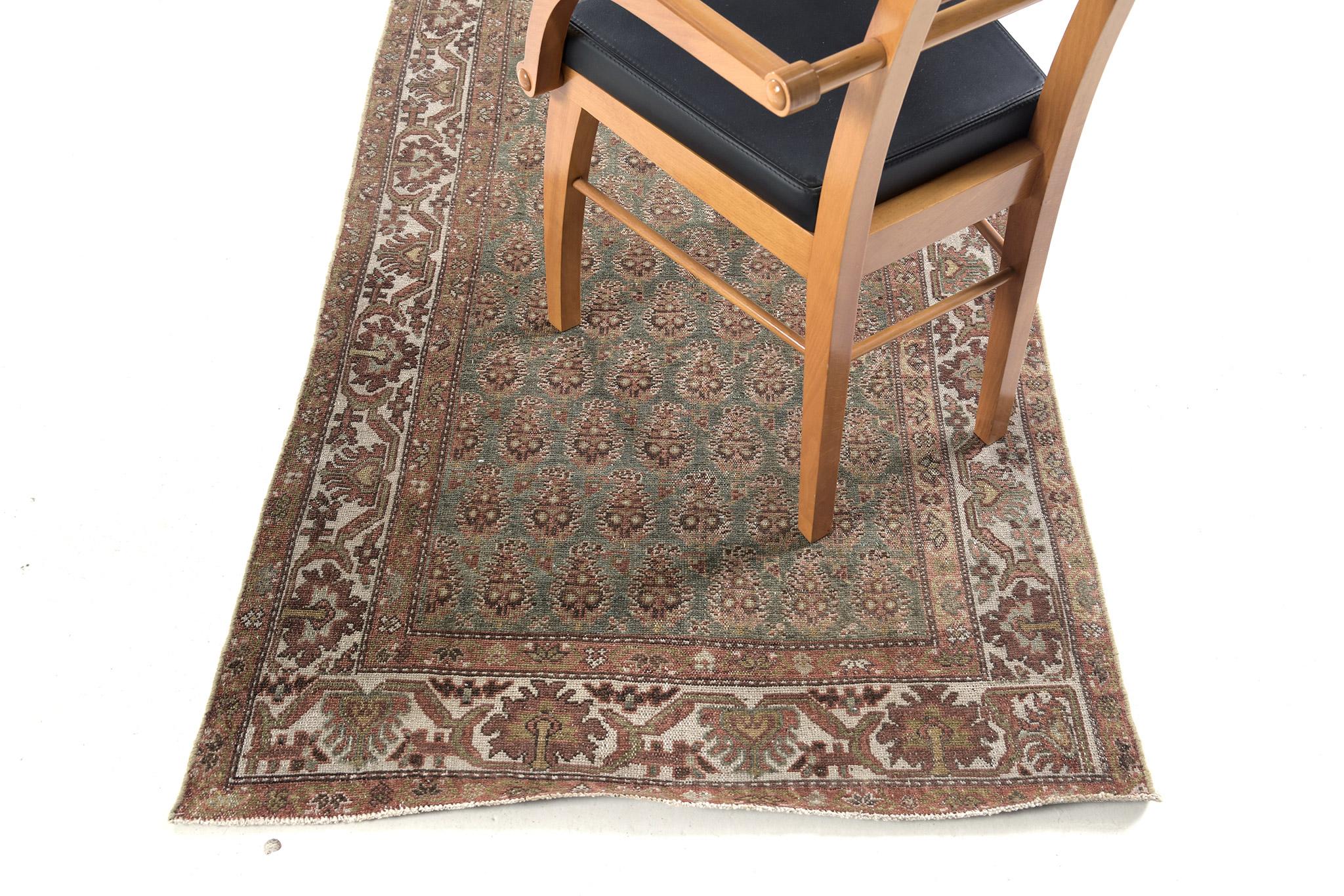 Dieser antike persische Malayer-Teppich zeichnet sich durch ein Allover-Muster aus botanischen Motiven aus, die auf angenehme Weise mit den einzelnen Elementen zusammenwirken. Mit seiner atemberaubenden erdigen Farbpalette passt dieser prächtige