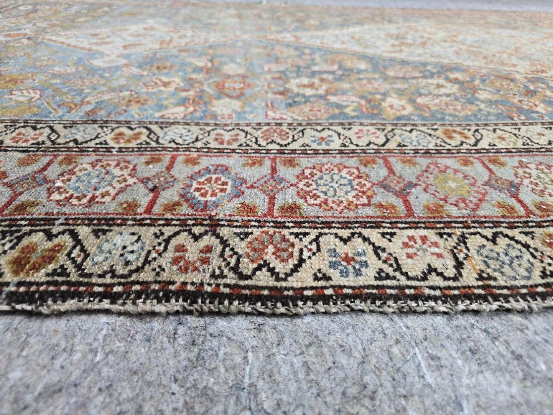 Verleihen Sie Ihrem Raum zeitlose Eleganz mit diesem antiken persischen Läufer aus Malayer, einem seltenen und exquisiten Stück, das die meisterhafte Handwerkskunst der Region Malayer widerspiegelt. Dieser handgeknüpfte persische Flurteppich misst 6