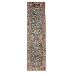 Tapis de couloir persan ancien Malayer à motifs floraux sur fond bleu