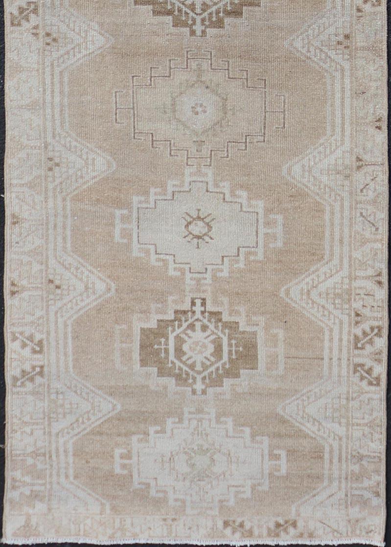 Tan, Taupe, and Brown Persian Malayer antique runner from Persia with geometric motifs, Keivan Woven Arts / rug TU-MTU-221, country of origin / type: Iran / Malayer, circa 1920


Measures: 2'8 x 9'9.