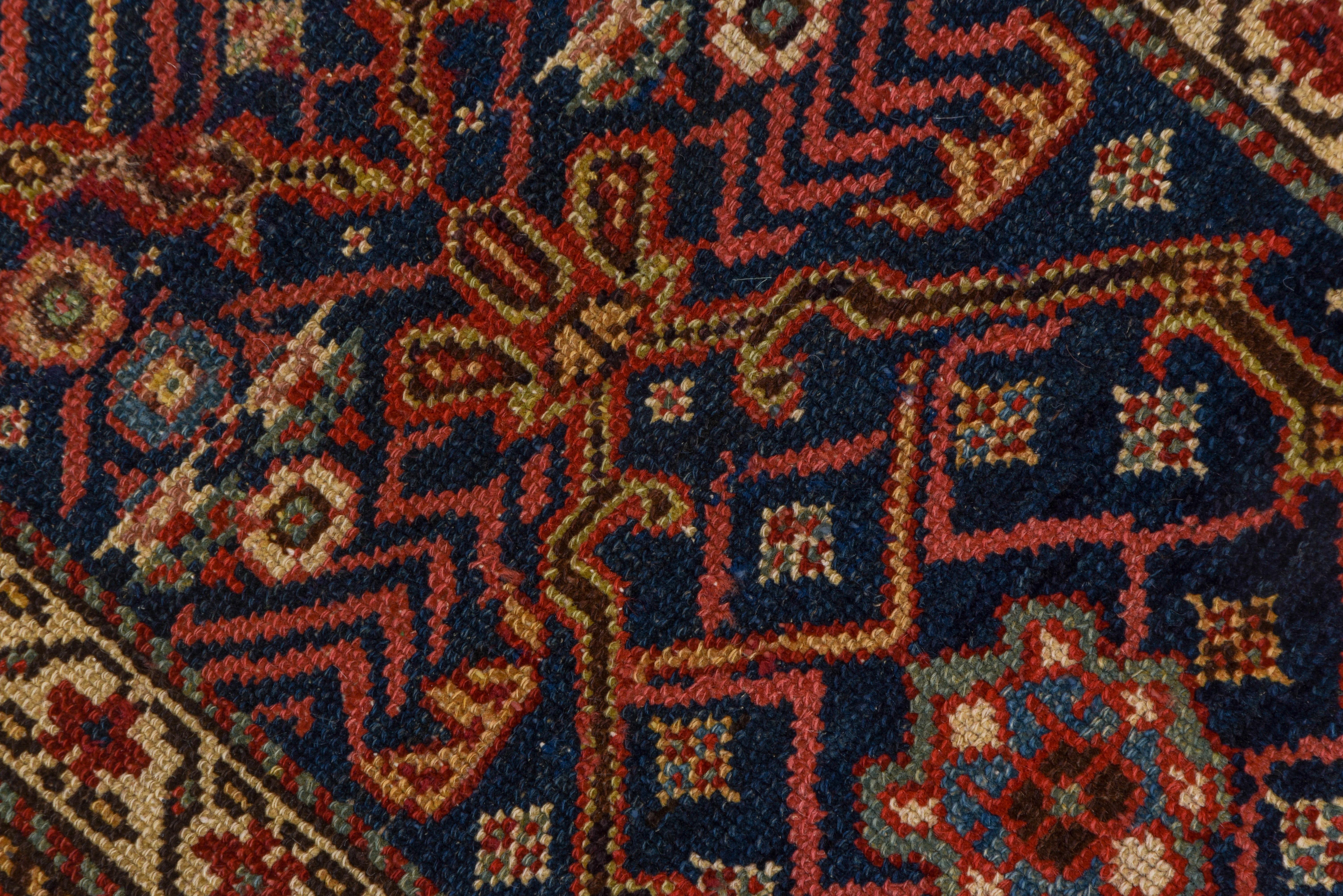 Antiker persischer Malayer-Läufer, blaues Feld, rote und goldene Bordüren, um 1920 im Zustand „Gut“ im Angebot in New York, NY