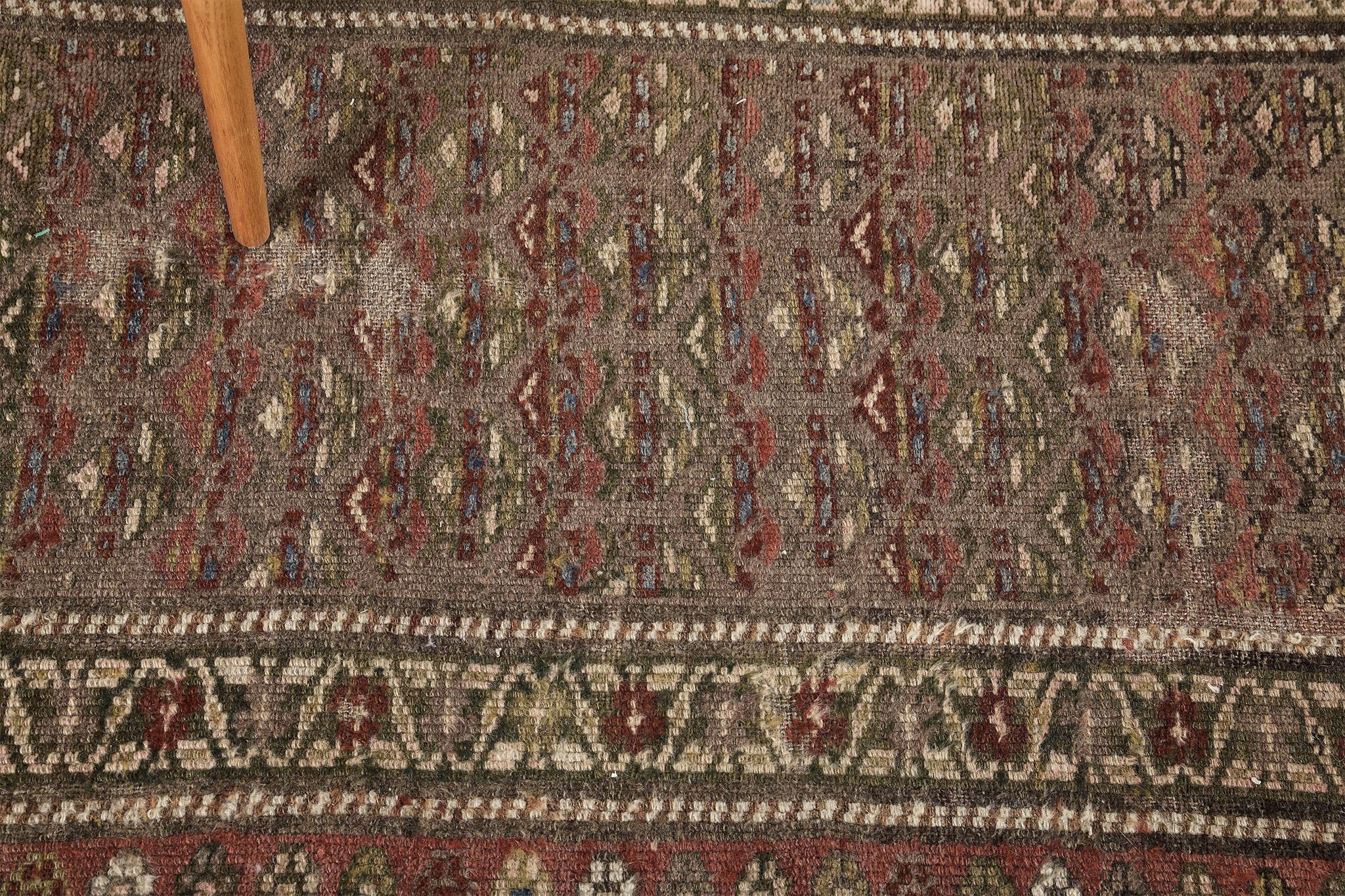 Antiker persischer Malayer-Läufer aus Persien im Zustand „Starke Gebrauchsspuren“ im Angebot in WEST HOLLYWOOD, CA