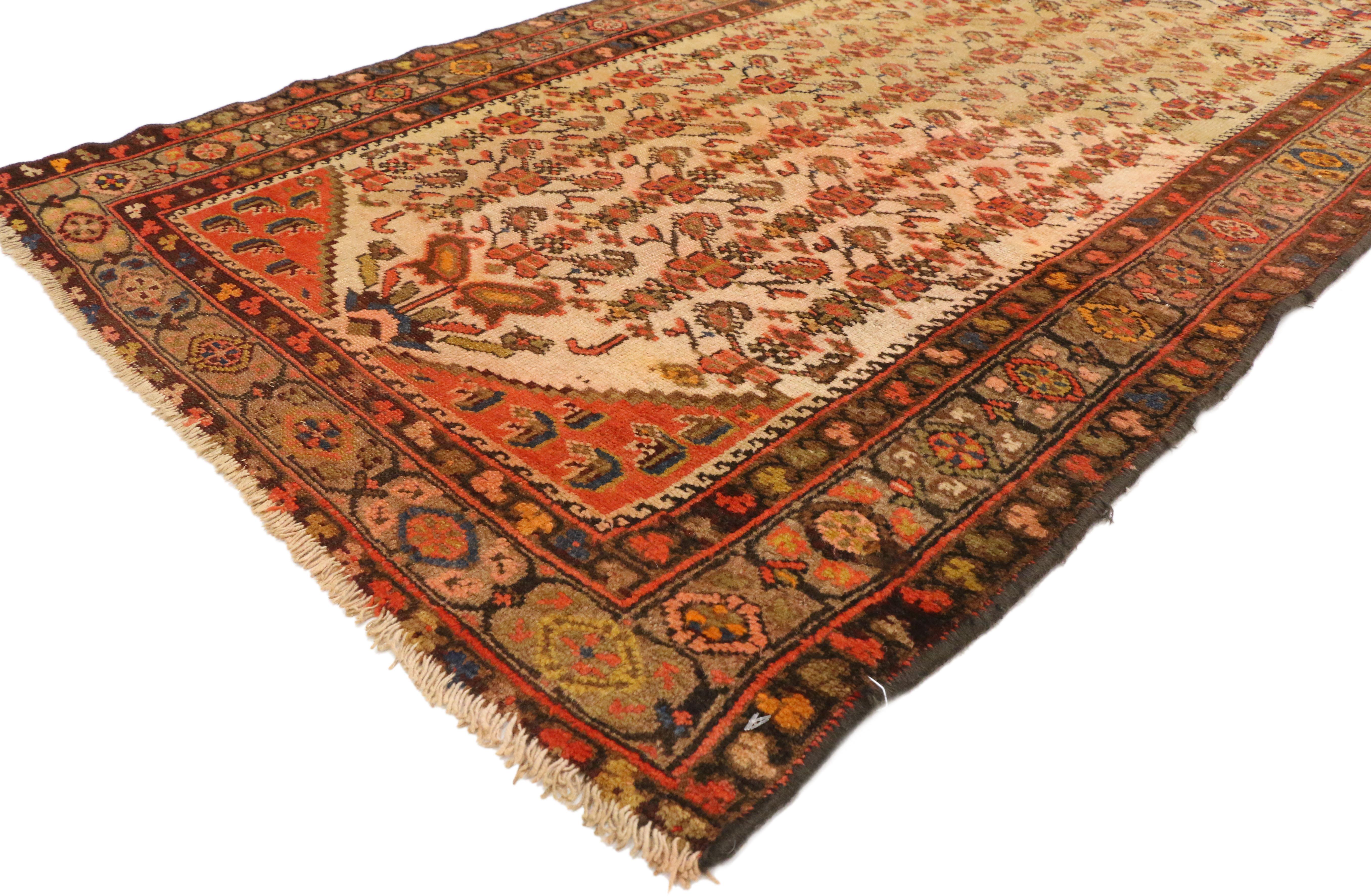 70740, Antique Persian Malayer Runner, Tapis de couloir. Ce chemin de table en laine Malayer antique, noué à la main, présente un motif boteh fleuri de style Qashqai, comme des papillons sur des tiges de plantes. Ce somptueux exemple de tissage