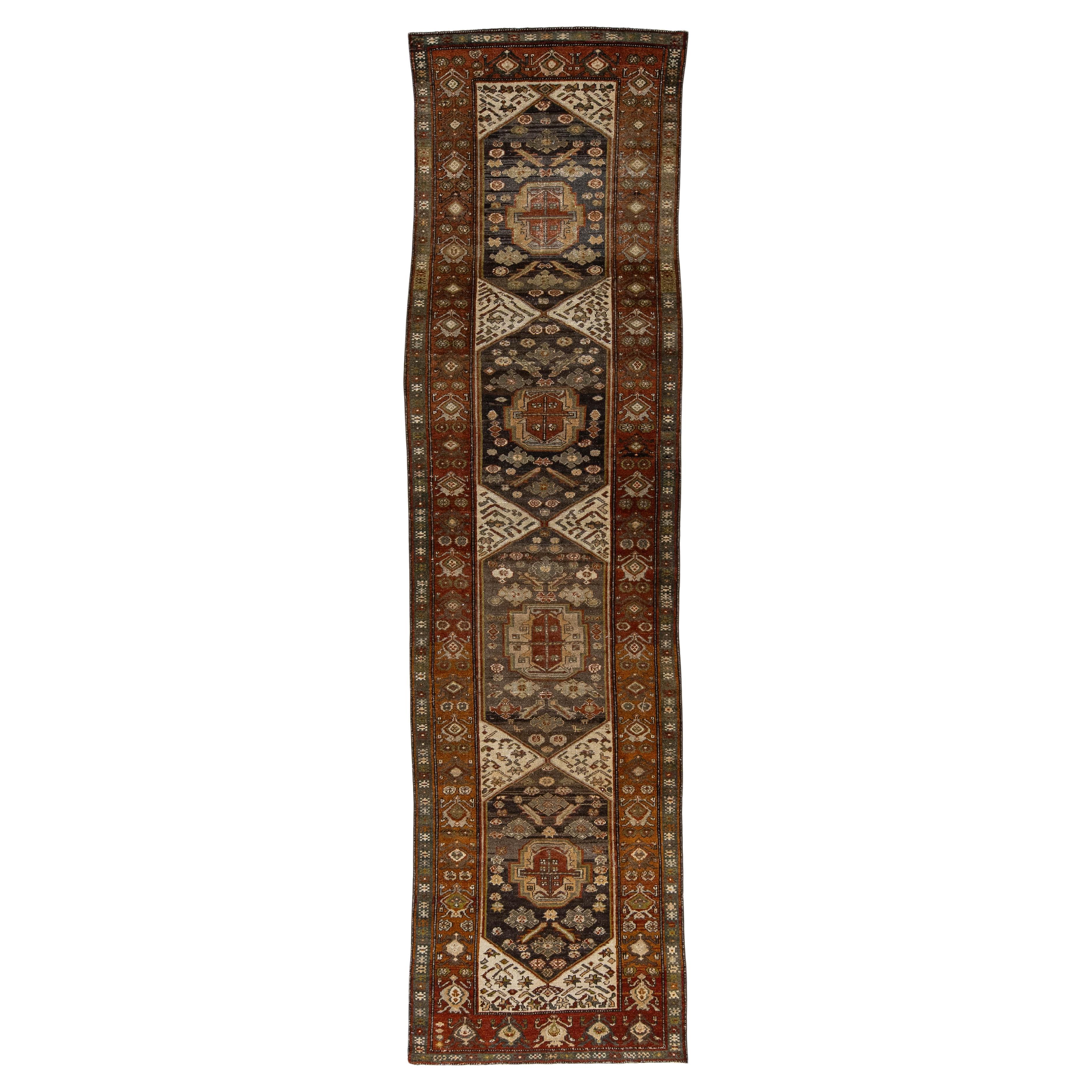 Antiker Persischer Malayer Läufer - Handgeknüpfter Wollteppich mit geometrischen Medaillons im Angebot