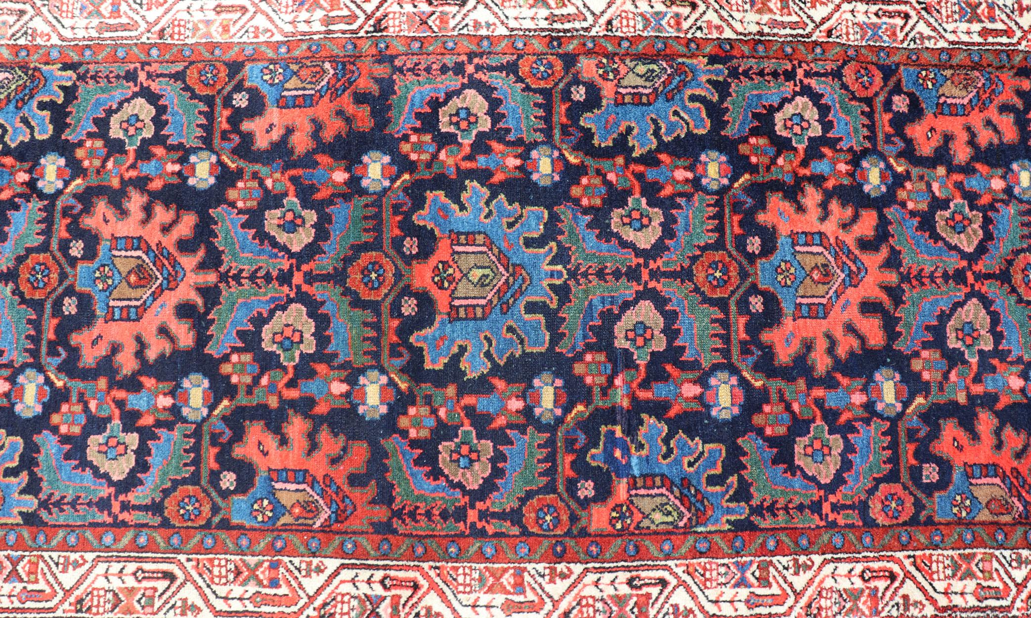 Tapis de couloir persan ancien Malayer à fond bleu et multicolore en vente 3