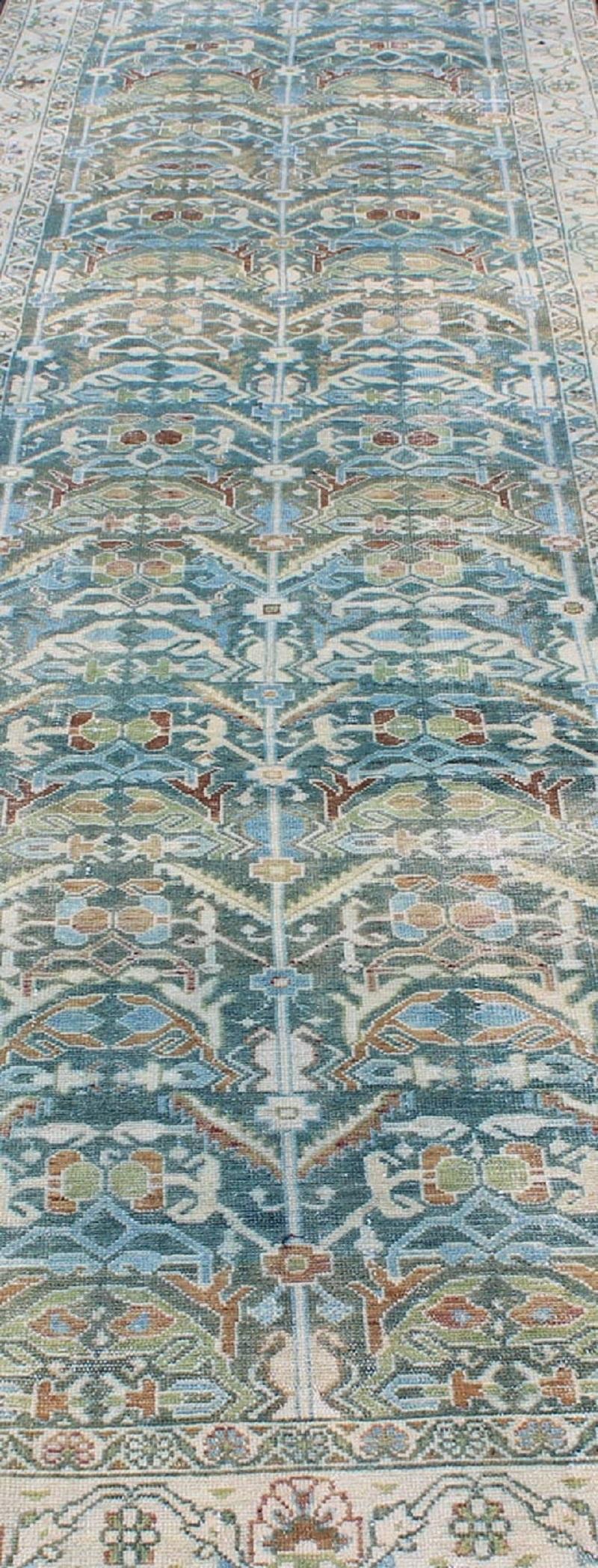 Tapis de couloir persan ancien Malayer en nuances de bleu et de vert avec motif tribal en vente 3