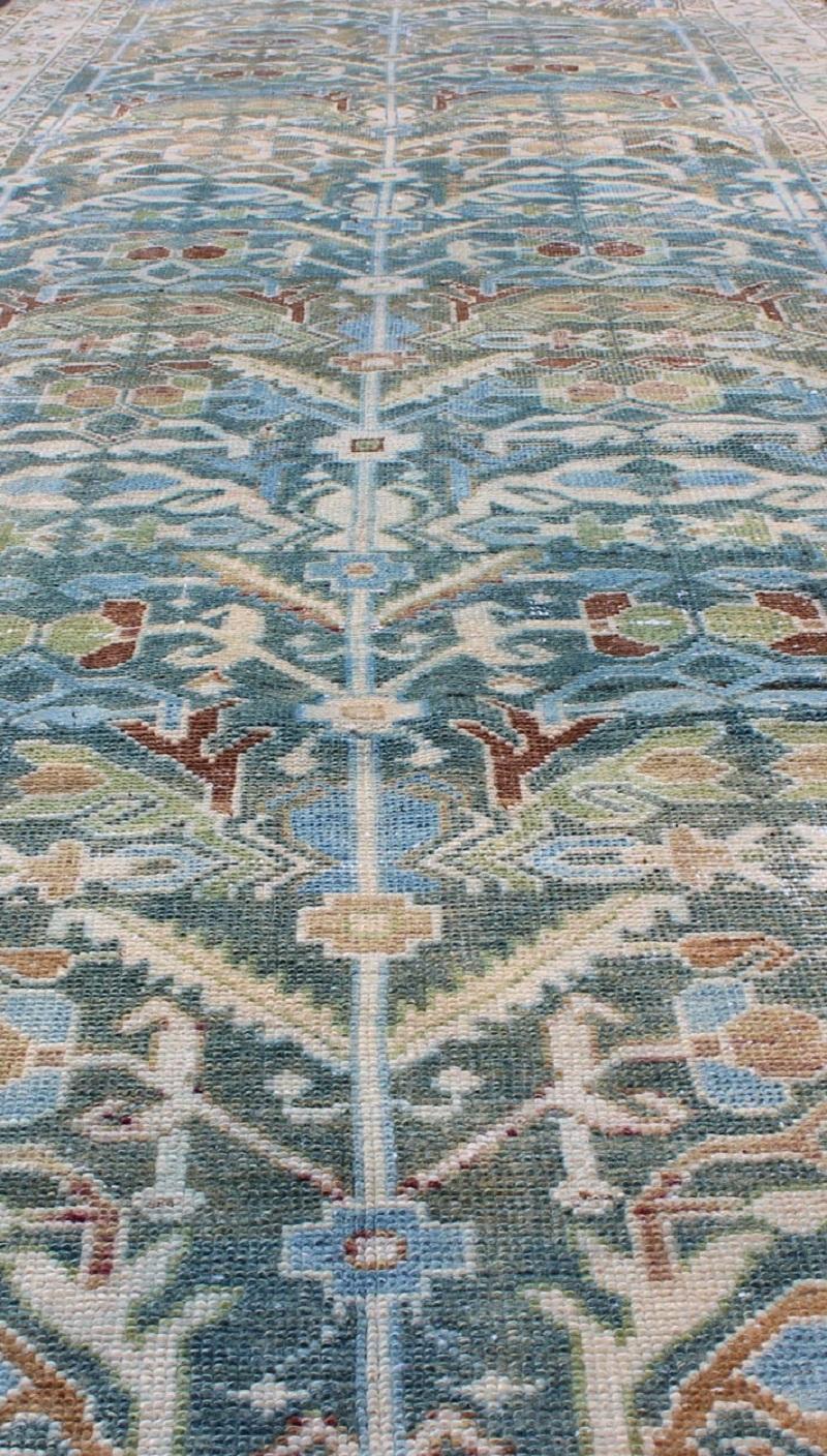 Tapis de couloir persan ancien Malayer en nuances de bleu et de vert avec motif tribal en vente 4