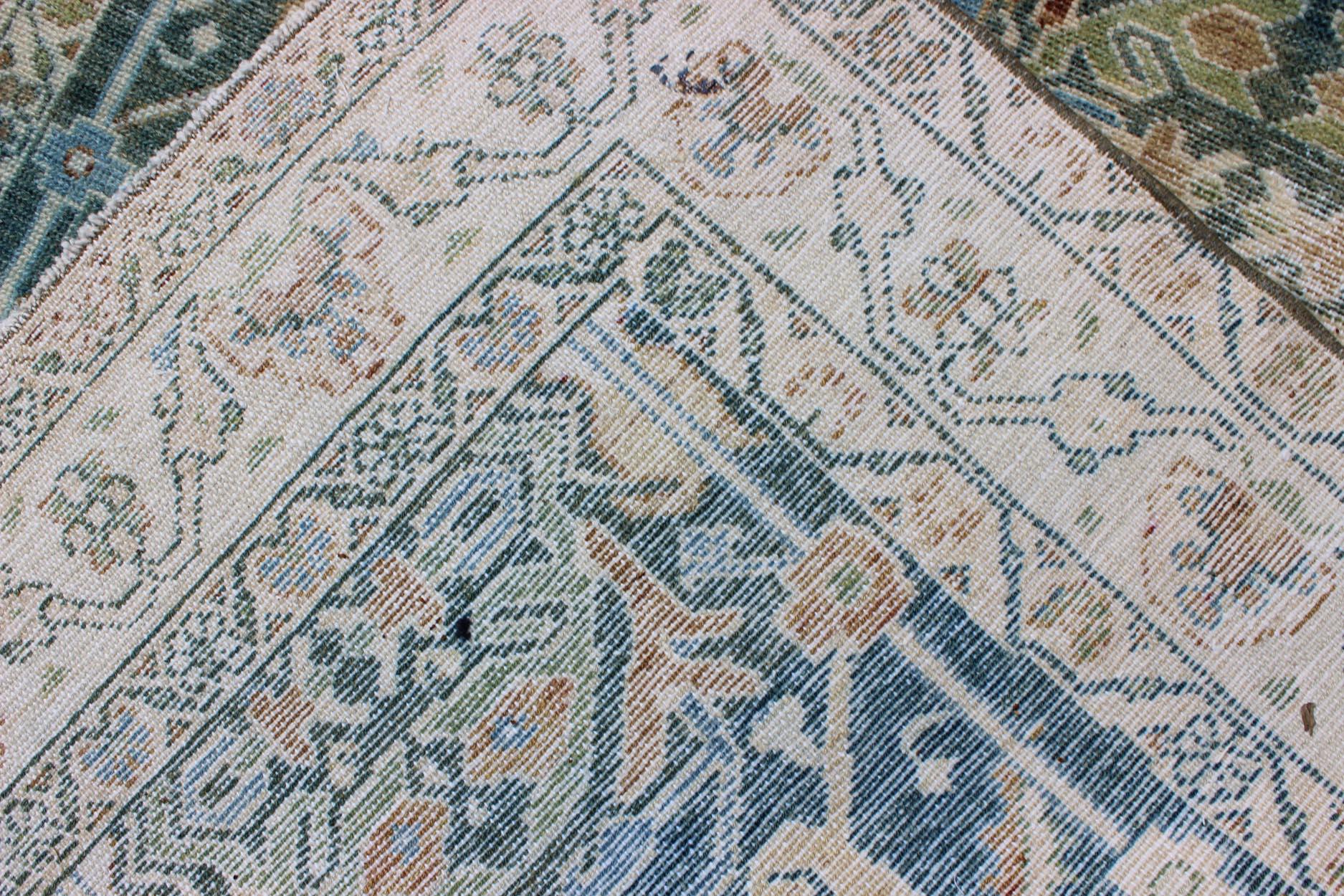 Tapis de couloir persan ancien Malayer en nuances de bleu et de vert avec motif tribal en vente 5
