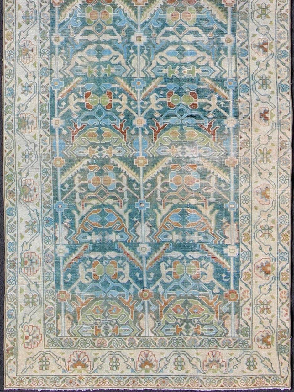 Antique Persian Malayer runner in shades of blue and green with flowing tribal design, rug na-180748, country of origin / type : Iran / Malayer, circa 1920.

Ce magnifique tapis persan Malayer (vers 1920) présente un magnifique motif tribal