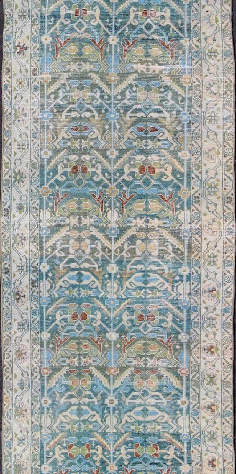 Perse Tapis de couloir persan ancien Malayer en nuances de bleu et de vert avec motif tribal en vente