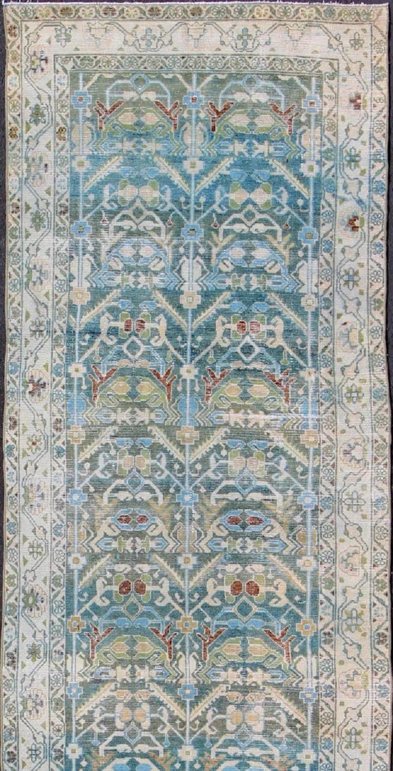 Noué à la main Tapis de couloir persan ancien Malayer en nuances de bleu et de vert avec motif tribal en vente