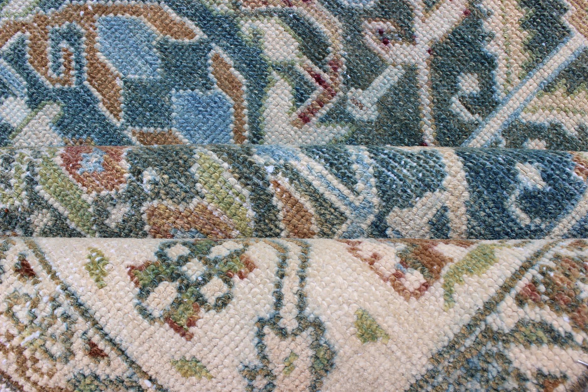 Tapis de couloir persan ancien Malayer en nuances de bleu et de vert avec motif tribal Bon état - En vente à Atlanta, GA
