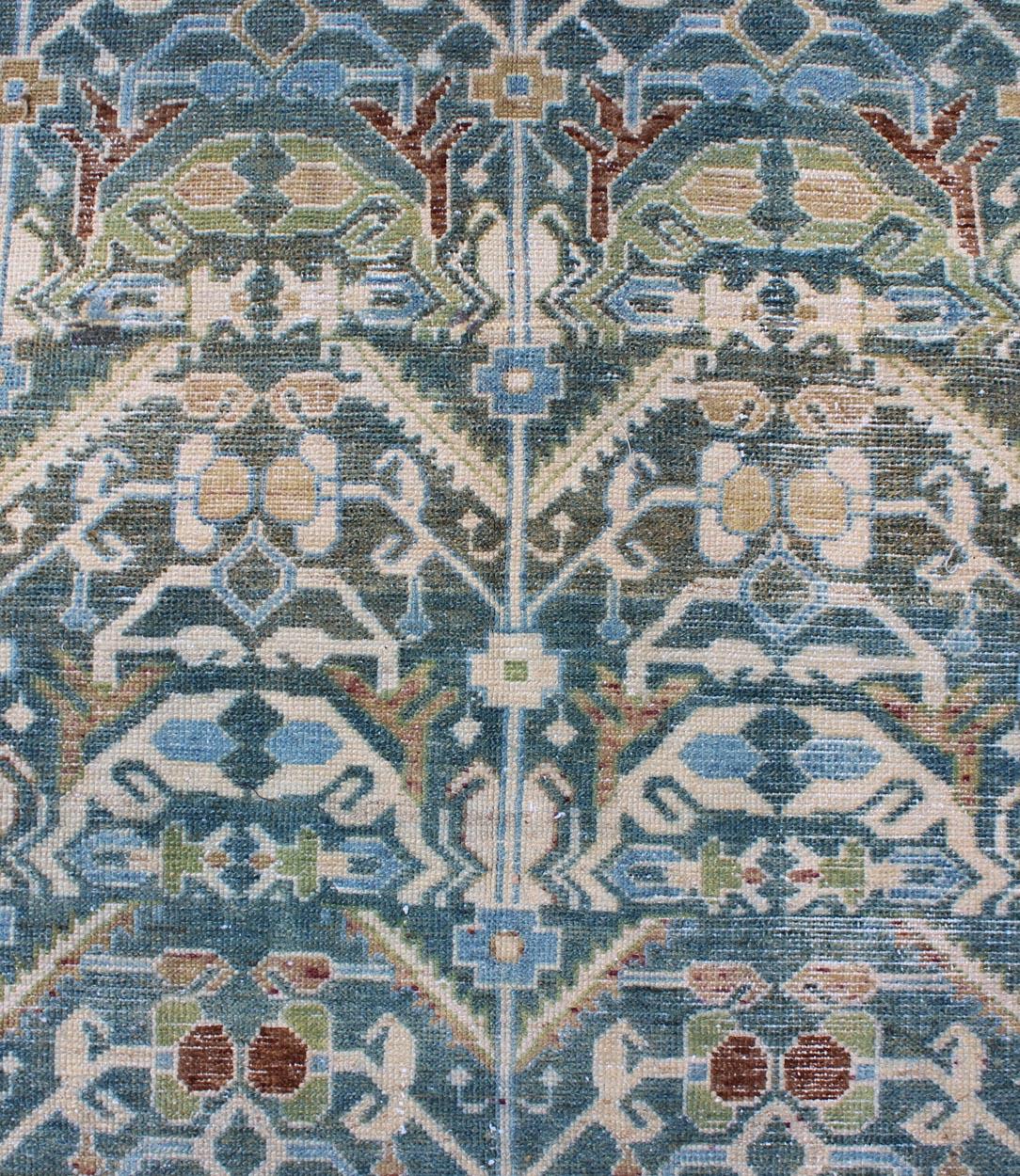 Début du 20ème siècle Tapis de couloir persan ancien Malayer en nuances de bleu et de vert avec motif tribal en vente