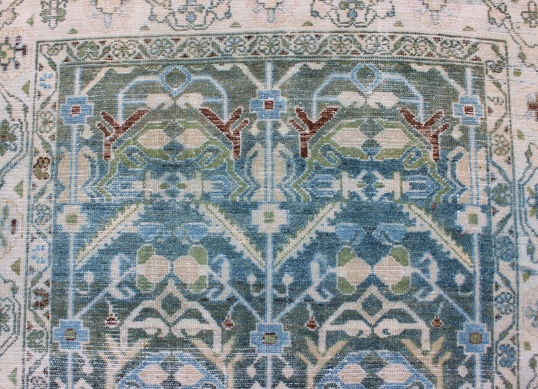 Laine Tapis de couloir persan ancien Malayer en nuances de bleu et de vert avec motif tribal en vente