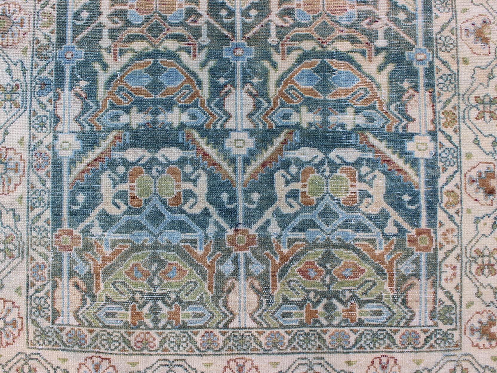 Tapis de couloir persan ancien Malayer en nuances de bleu et de vert avec motif tribal en vente 1