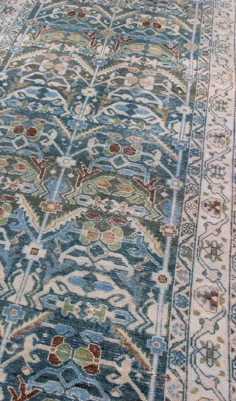 Tapis de couloir persan ancien Malayer en nuances de bleu et de vert avec motif tribal en vente 2