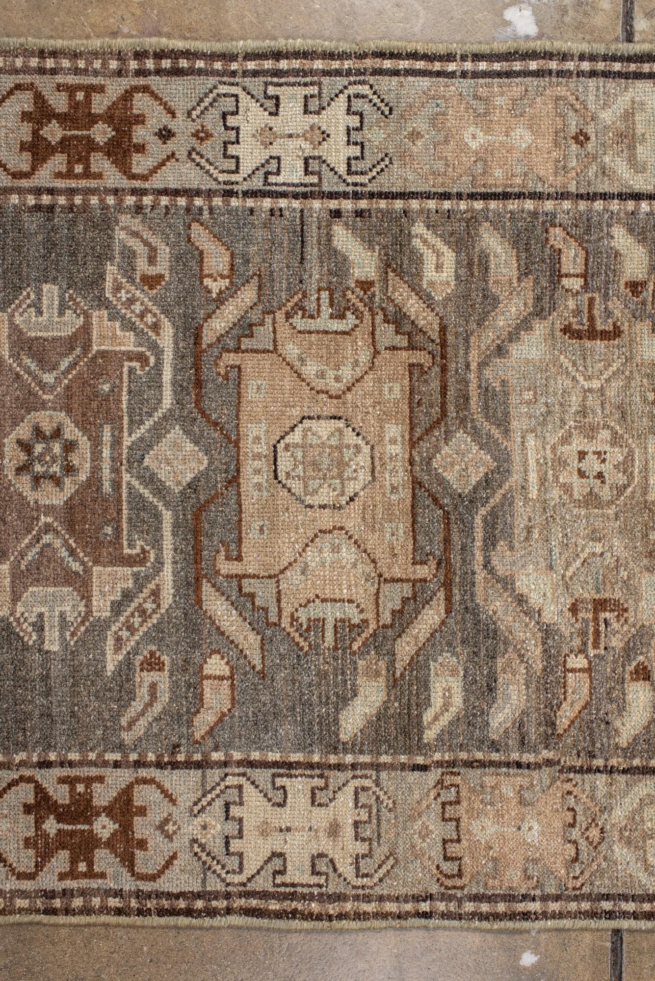 XX secolo Antico runner persiano Malayer nei toni tenui del marrone e del blu in vendita