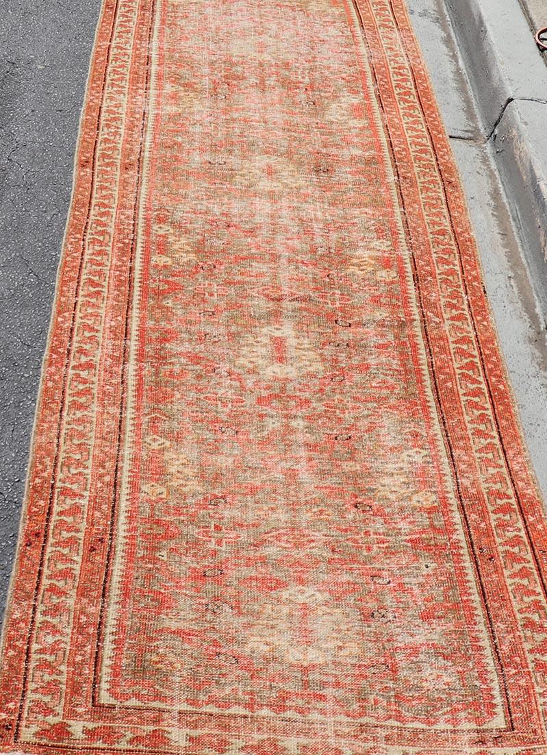 Antiker persischer Malayer Läufer in weichen Rot- und Elfenbeintönen 3'4 x 21'8 im Angebot 4