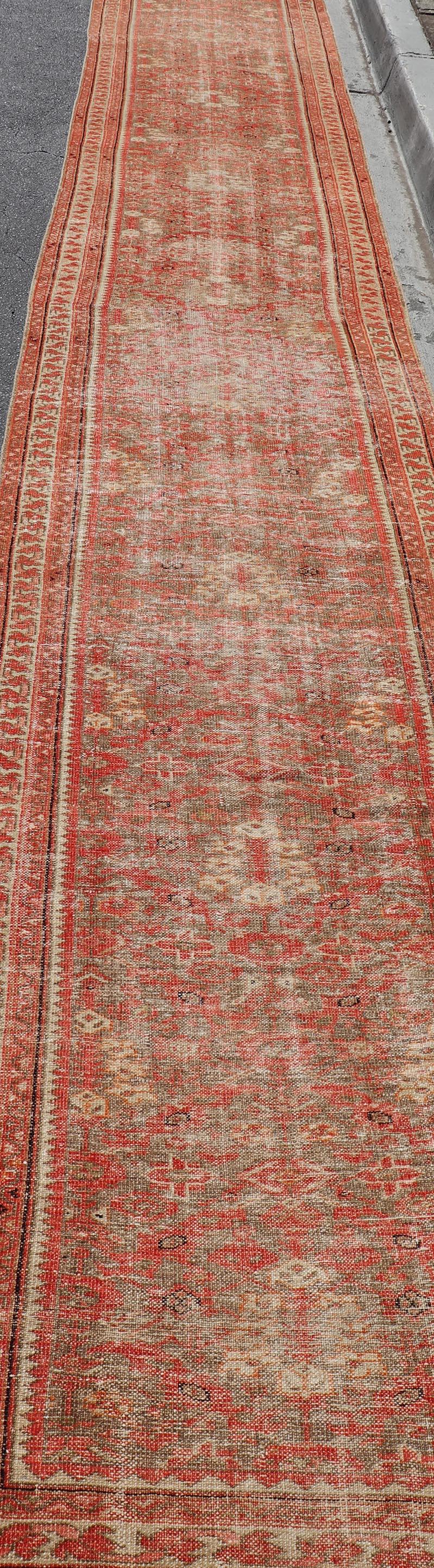 Antiker persischer Malayer Läufer in weichen Rot- und Elfenbeintönen 3'4 x 21'8 im Angebot 5