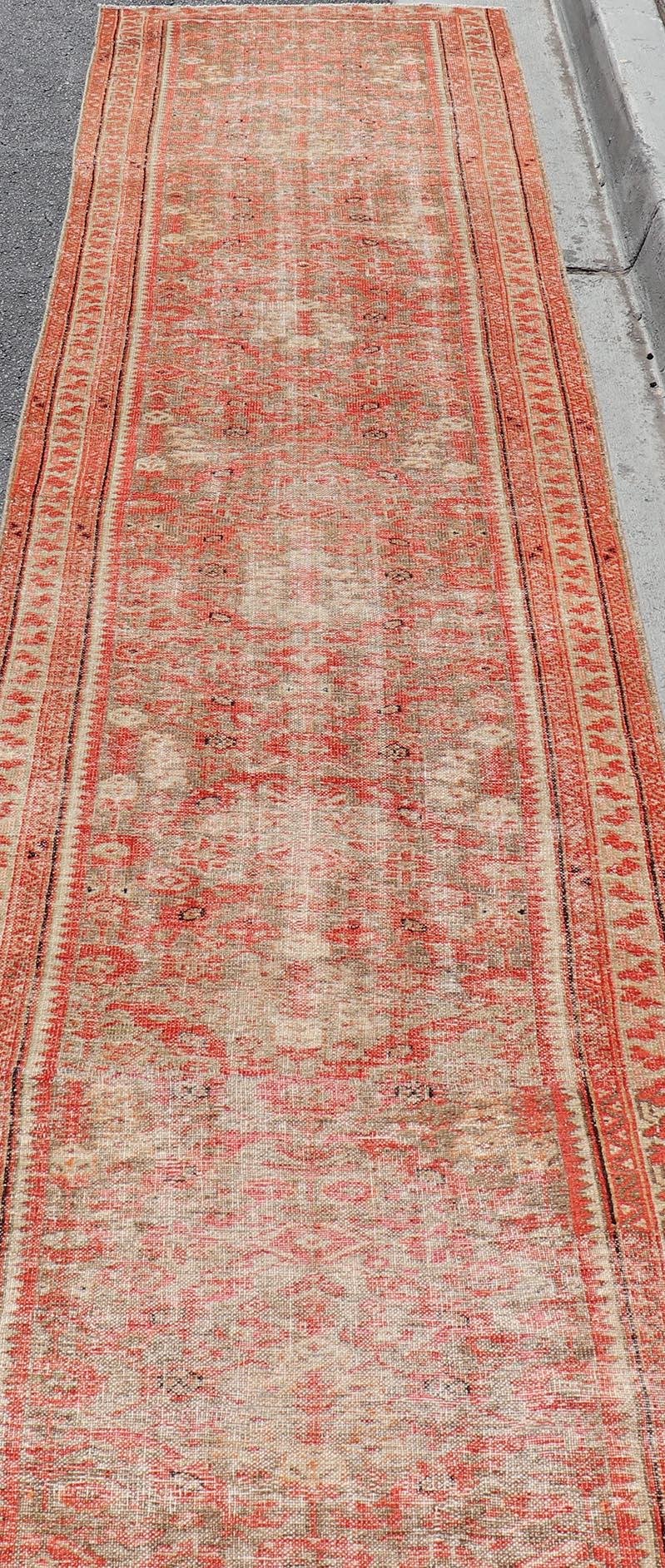 Antiker persischer Malayer Läufer in weichen Rot- und Elfenbeintönen 3'4 x 21'8 im Angebot 6