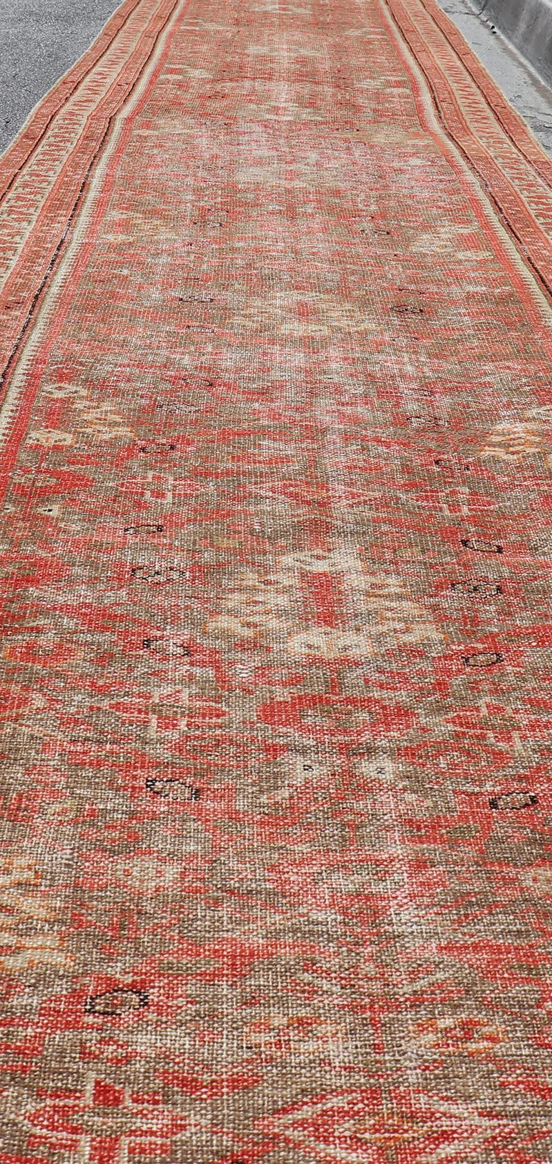 Antiker persischer Malayer Läufer in weichen Rot- und Elfenbeintönen 3'4 x 21'8 im Angebot 7