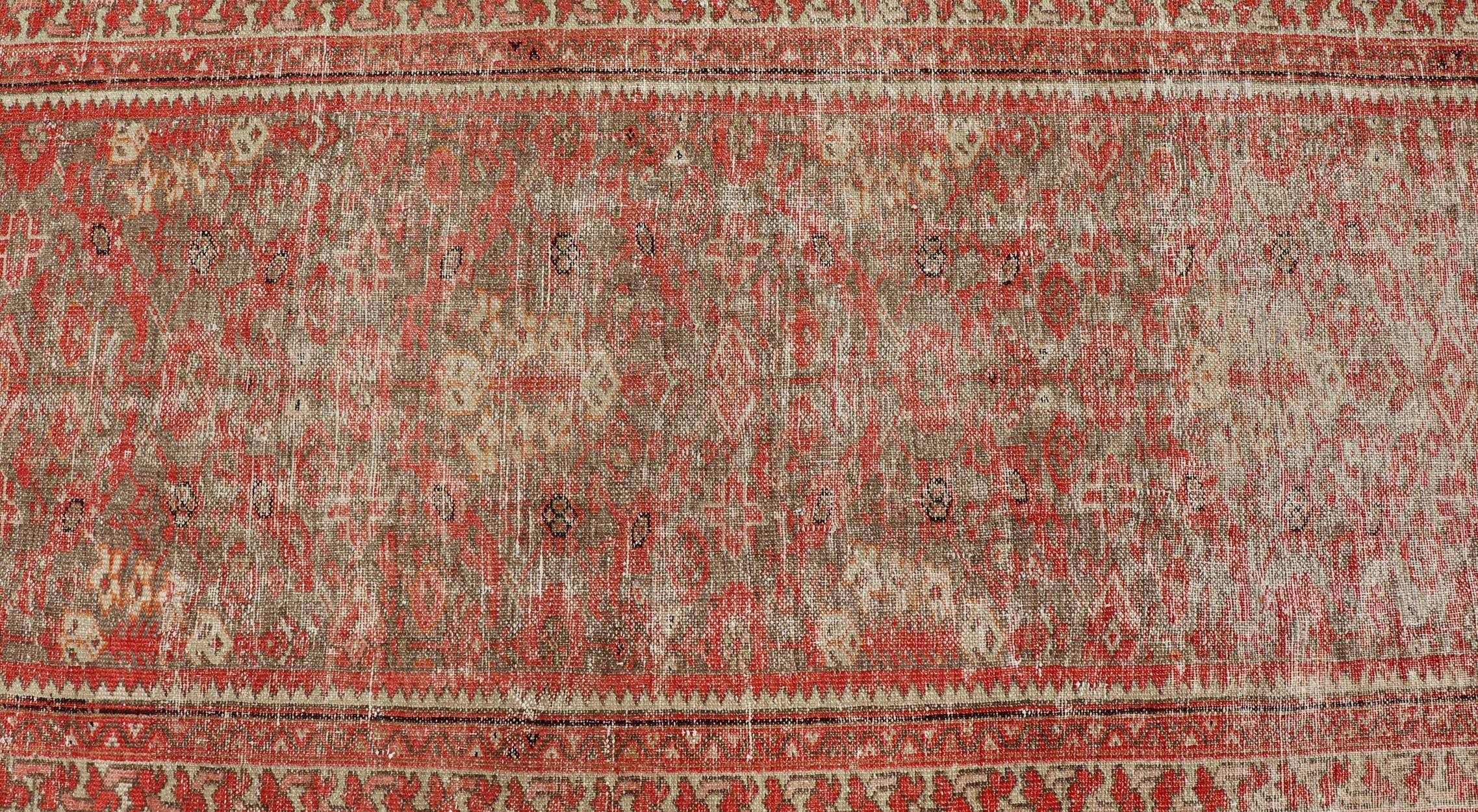Maße: 3'4 x 21'8 
Antiker persischer Malayer Läufer in weichen roten und elfenbeinfarbenen Tönen 3'4 x 21'8. Keivan Woven Arts/ teppich/X23-0102, Herkunftsland / Art: Iran / Malayer, um 1900.

Dieser exquisite antike persische Malayer-Läufer