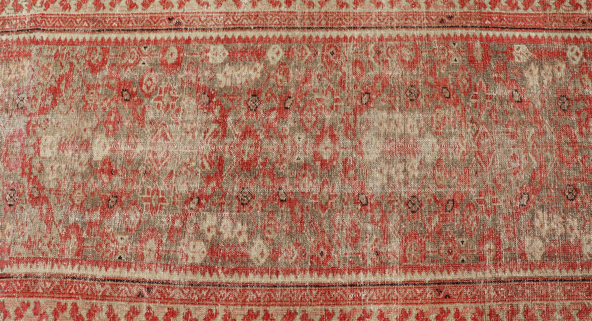 Antiker persischer Malayer Läufer in weichen Rot- und Elfenbeintönen 3'4 x 21'8 (Persisch) im Angebot